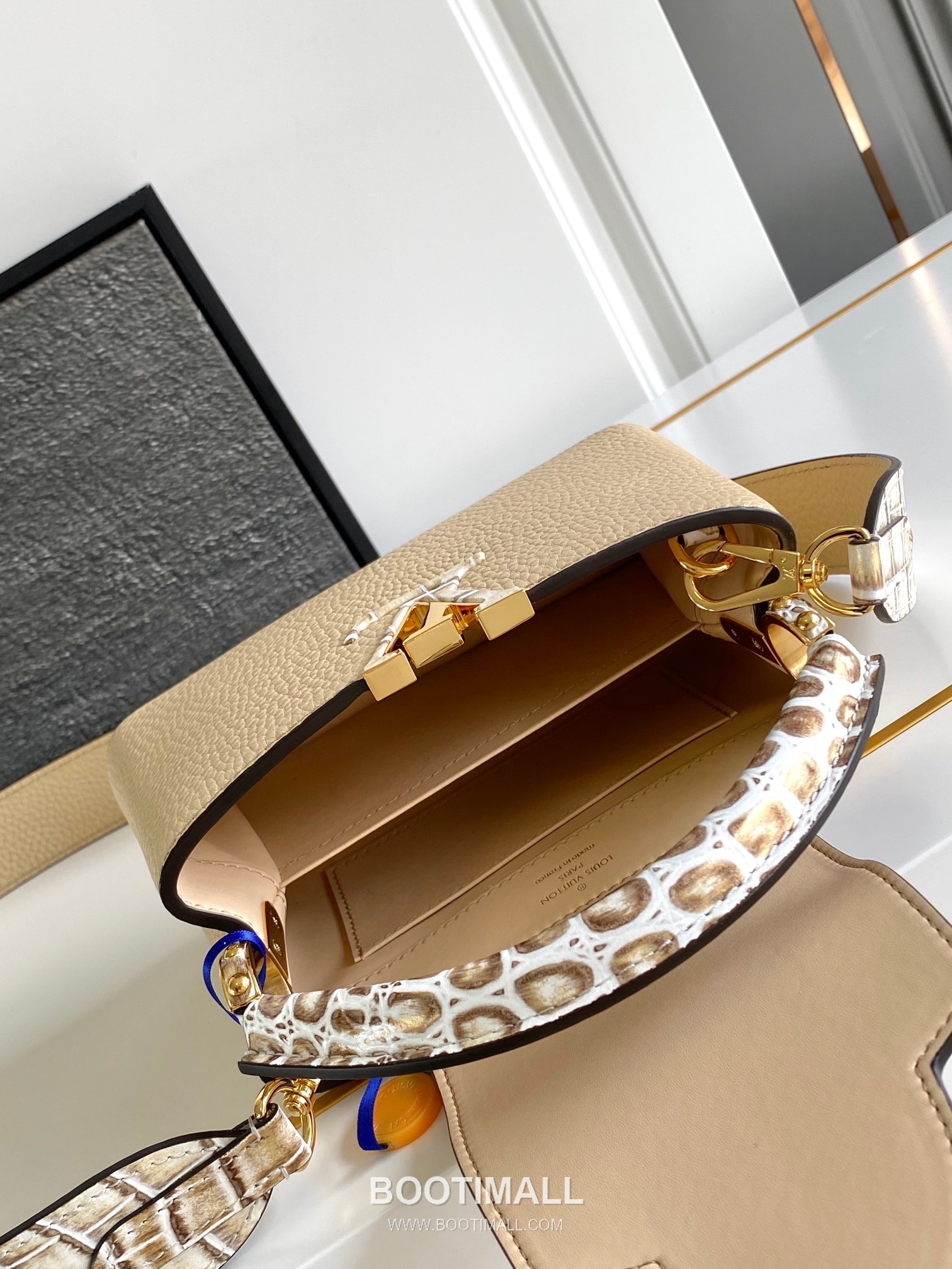 Louis Vuitton Dauphine Mini Monogram Canvas Leather Shoulder Bag with LV Lock Detail 루이비통 도핀 미니 모노그램 캔버스 레더 숄더백 LV락 M96498 21cm 9