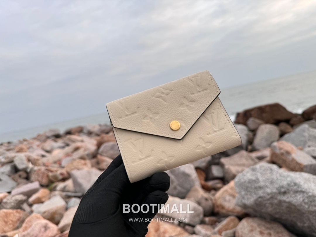 Louis Vuitton Victorine Monogram Empreinte Leather Wallet with Snap Flap Detail 루이비통 빅토린 모노그램 앙프렝뜨 반지갑 스냅플랩 M82334 12cm 4