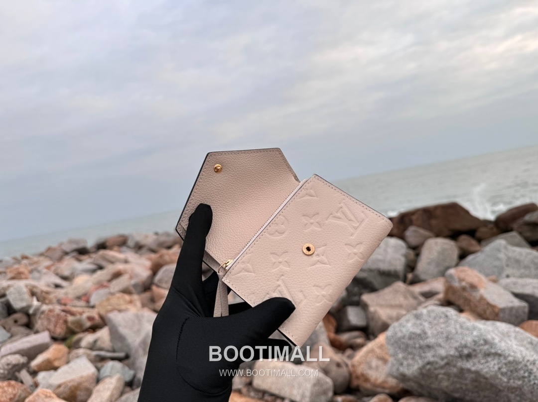 Louis Vuitton Victorine Monogram Empreinte Leather Wallet with Snap Flap Detail 루이비통 빅토린 모노그램 앙프렝뜨 반지갑 스냅플랩 M82334 12cm 5