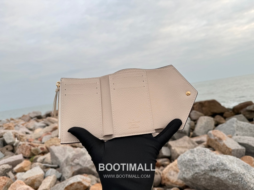 Louis Vuitton Victorine Monogram Empreinte Leather Wallet with Snap Flap Detail 루이비통 빅토린 모노그램 앙프렝뜨 반지갑 스냅플랩 M82334 12cm 6