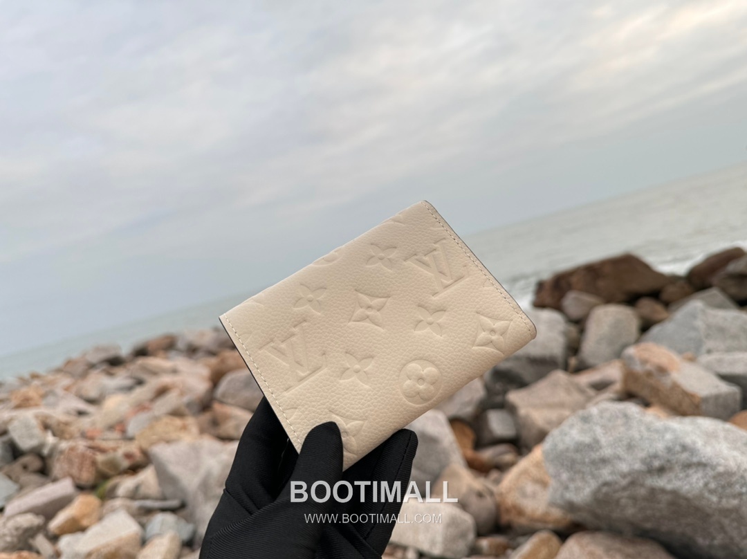 Louis Vuitton Victorine Monogram Empreinte Leather Wallet with Snap Flap Detail 루이비통 빅토린 모노그램 앙프렝뜨 반지갑 스냅플랩 M82334 12cm 10