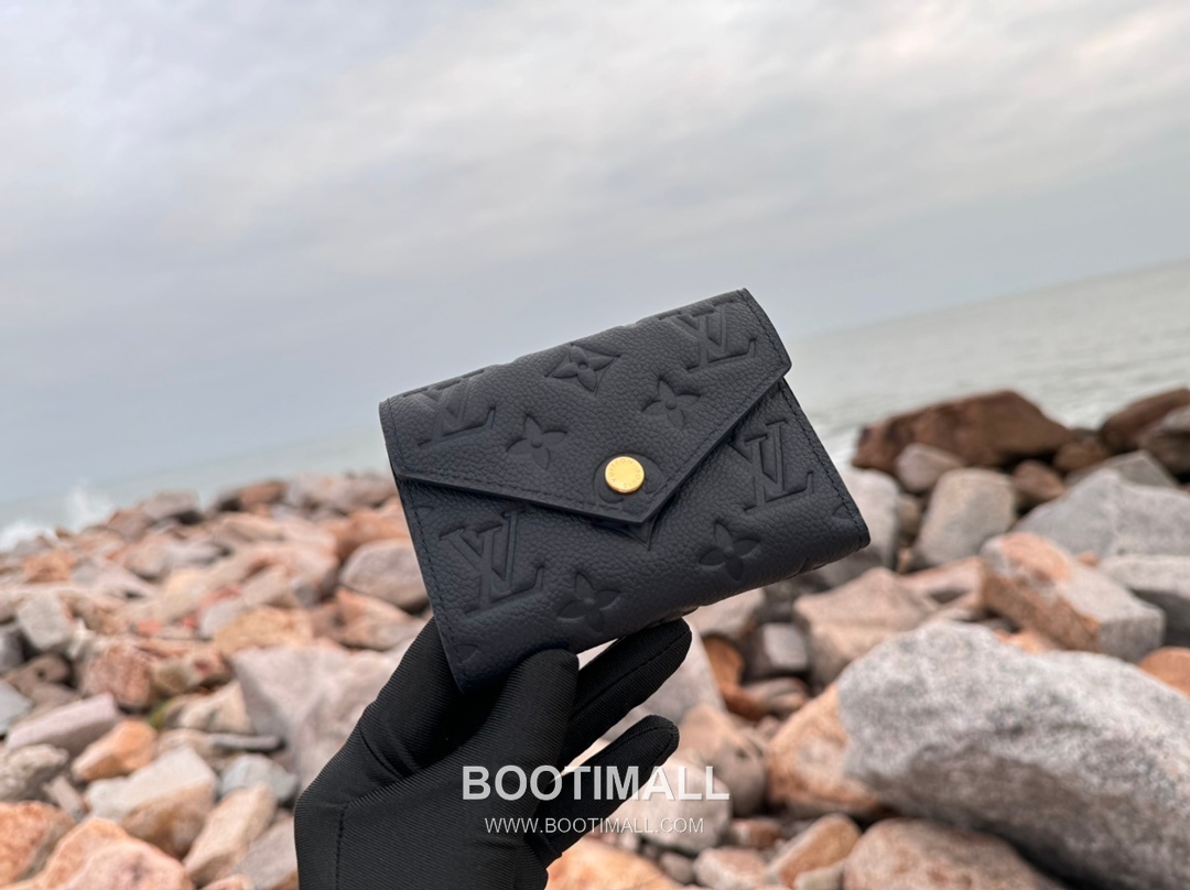Louis Vuitton Victorine Monogram Empreinte Leather Wallet with Snap Flap Detail 루이비통 빅토린 모노그램 앙프렝뜨 반지갑 스냅플랩 M82334 12cm 3