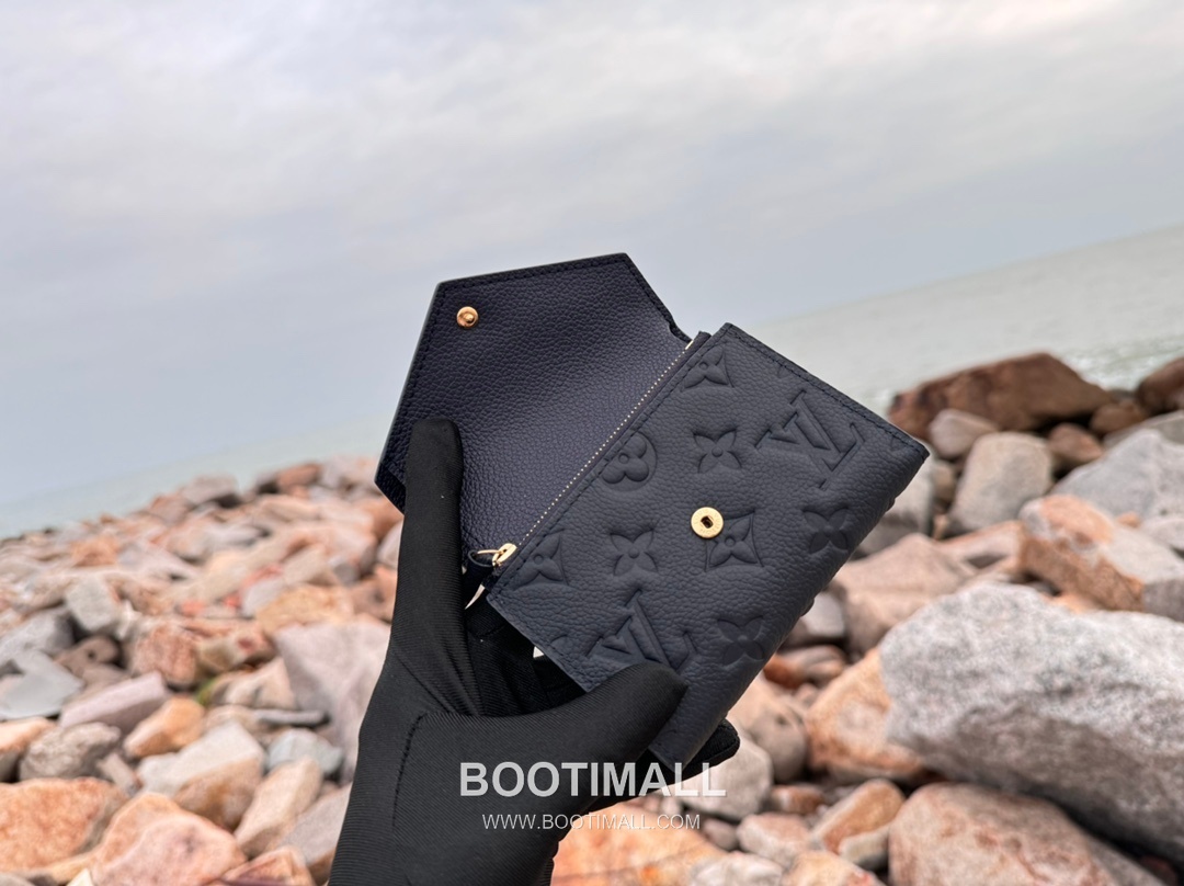 Louis Vuitton Victorine Monogram Empreinte Leather Wallet with Snap Flap Detail 루이비통 빅토린 모노그램 앙프렝뜨 반지갑 스냅플랩 M82334 12cm 4