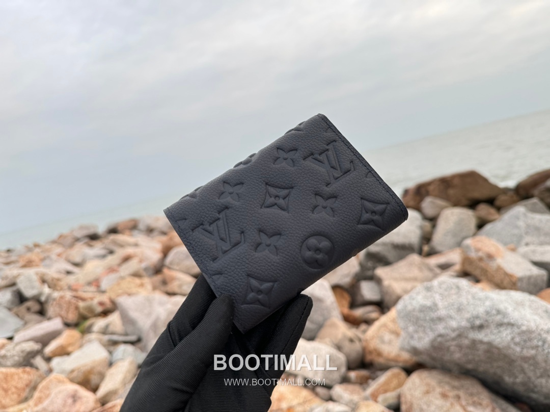 Louis Vuitton Victorine Monogram Empreinte Leather Wallet with Snap Flap Detail 루이비통 빅토린 모노그램 앙프렝뜨 반지갑 스냅플랩 M82334 12cm 9