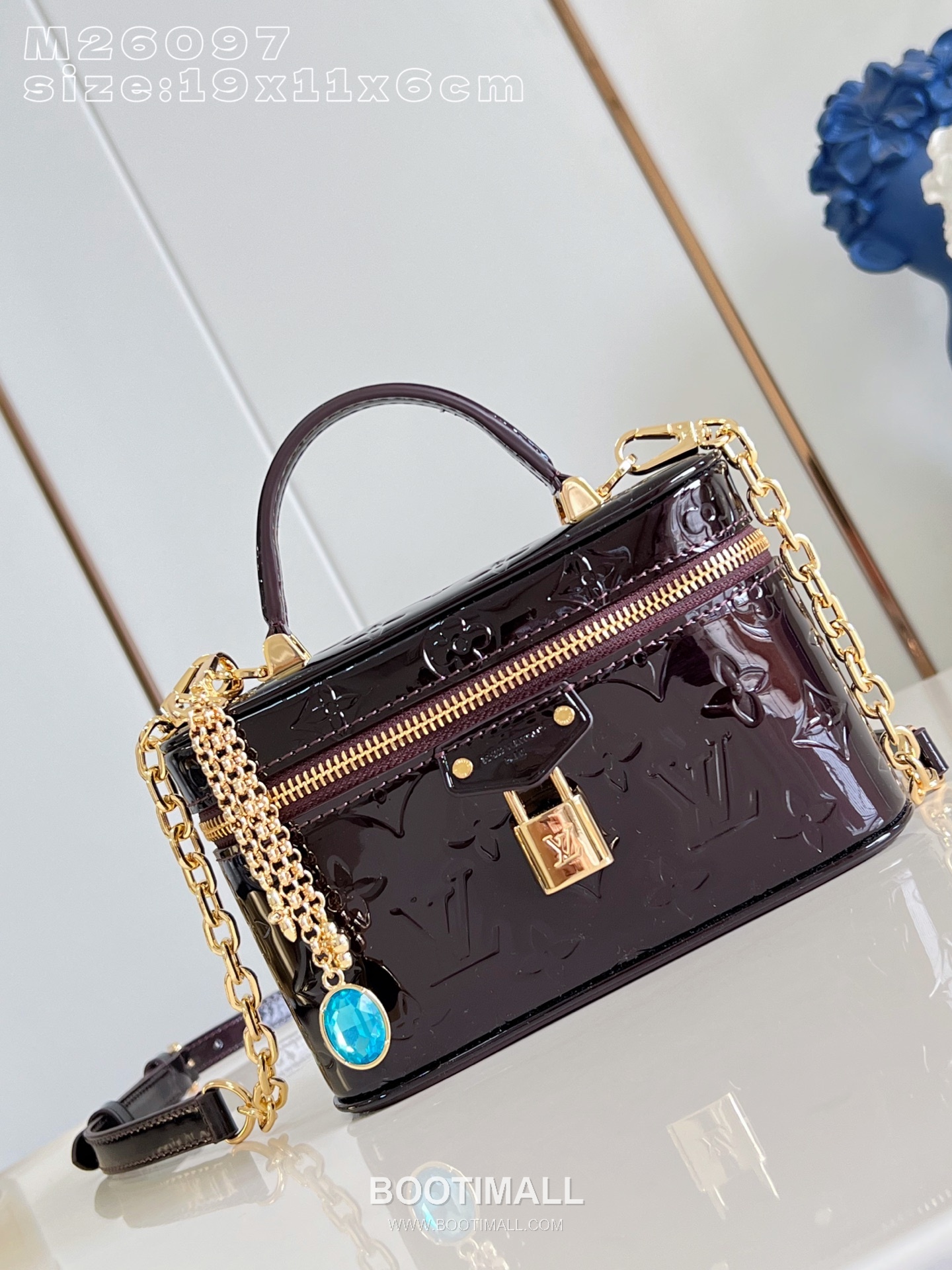 Louis Vuitton Vanity Chain Monogram Canvas Clutch Shoulder Bag with Lock Chain Detail 루이비통 바니티 체인 모노그램 캔버스 클러치 숄더백 락체인 M26097 19cm 1