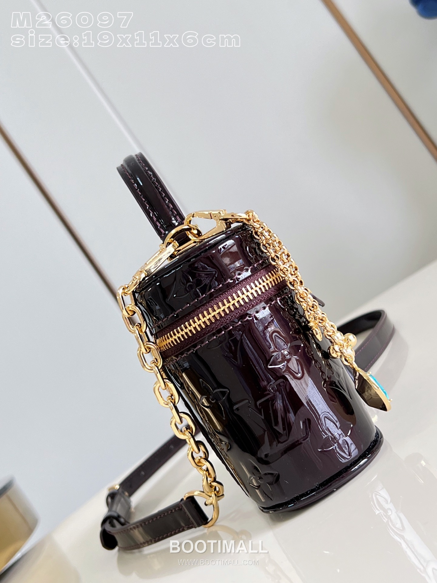 Louis Vuitton Vanity Chain Monogram Canvas Clutch Shoulder Bag with Lock Chain Detail 루이비통 바니티 체인 모노그램 캔버스 클러치 숄더백 락체인 M26097 19cm 3