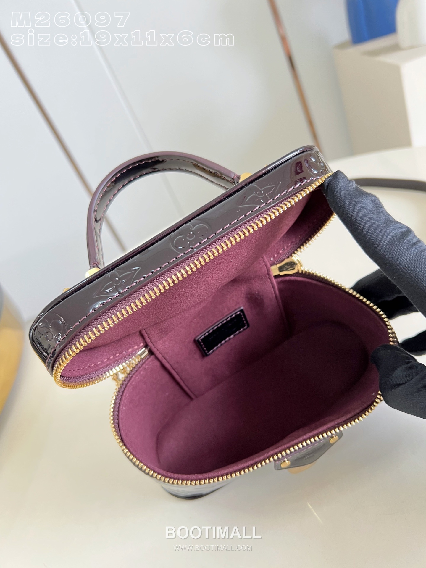 Louis Vuitton Vanity Chain Monogram Canvas Clutch Shoulder Bag with Lock Chain Detail 루이비통 바니티 체인 모노그램 캔버스 클러치 숄더백 락체인 M26097 19cm 8