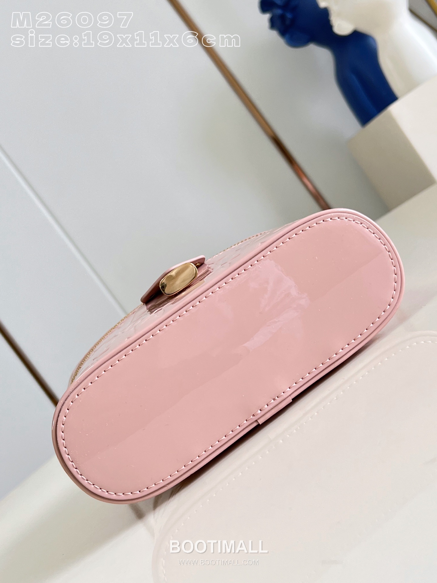 Louis Vuitton Vanity Chain Monogram Canvas Clutch Shoulder Bag with Lock Chain Detail 루이비통 바니티 체인 모노그램 캔버스 클러치 숄더백 락체인 M26097 19cm 6