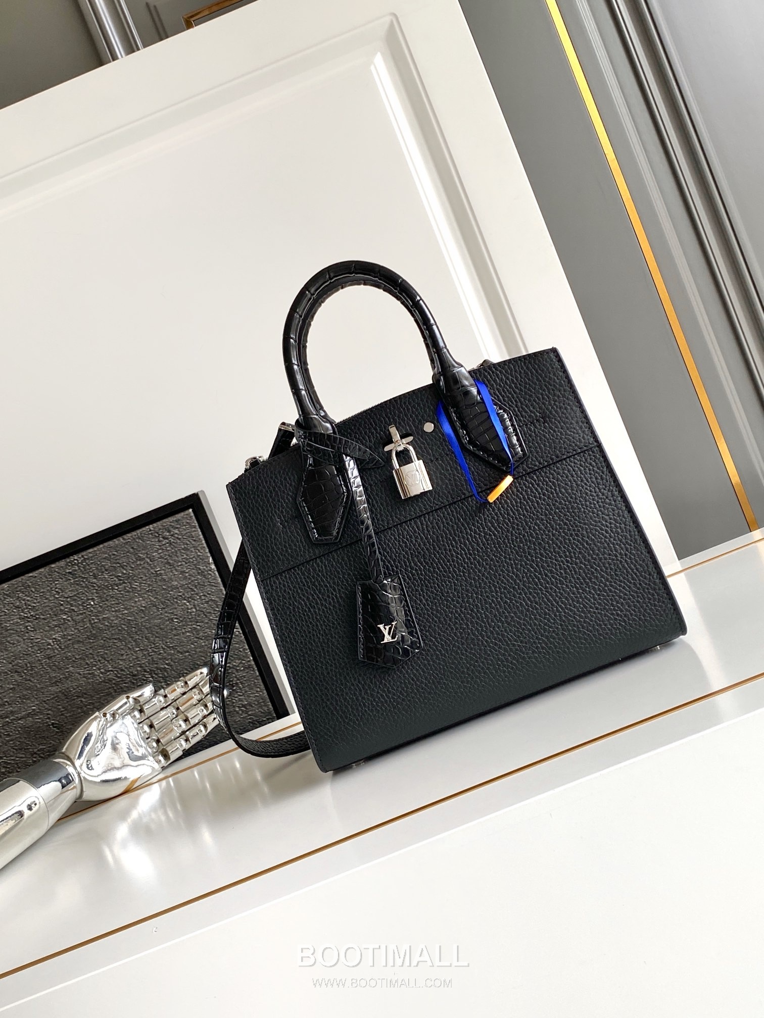 Louis Vuitton Coussin PM Cowhide Leather Shoulder Bag with Chain Strap Detail 루이비통 쿠쌍 PM 카우하이드 숄더백 체인스트랩 M84673 27cm 1