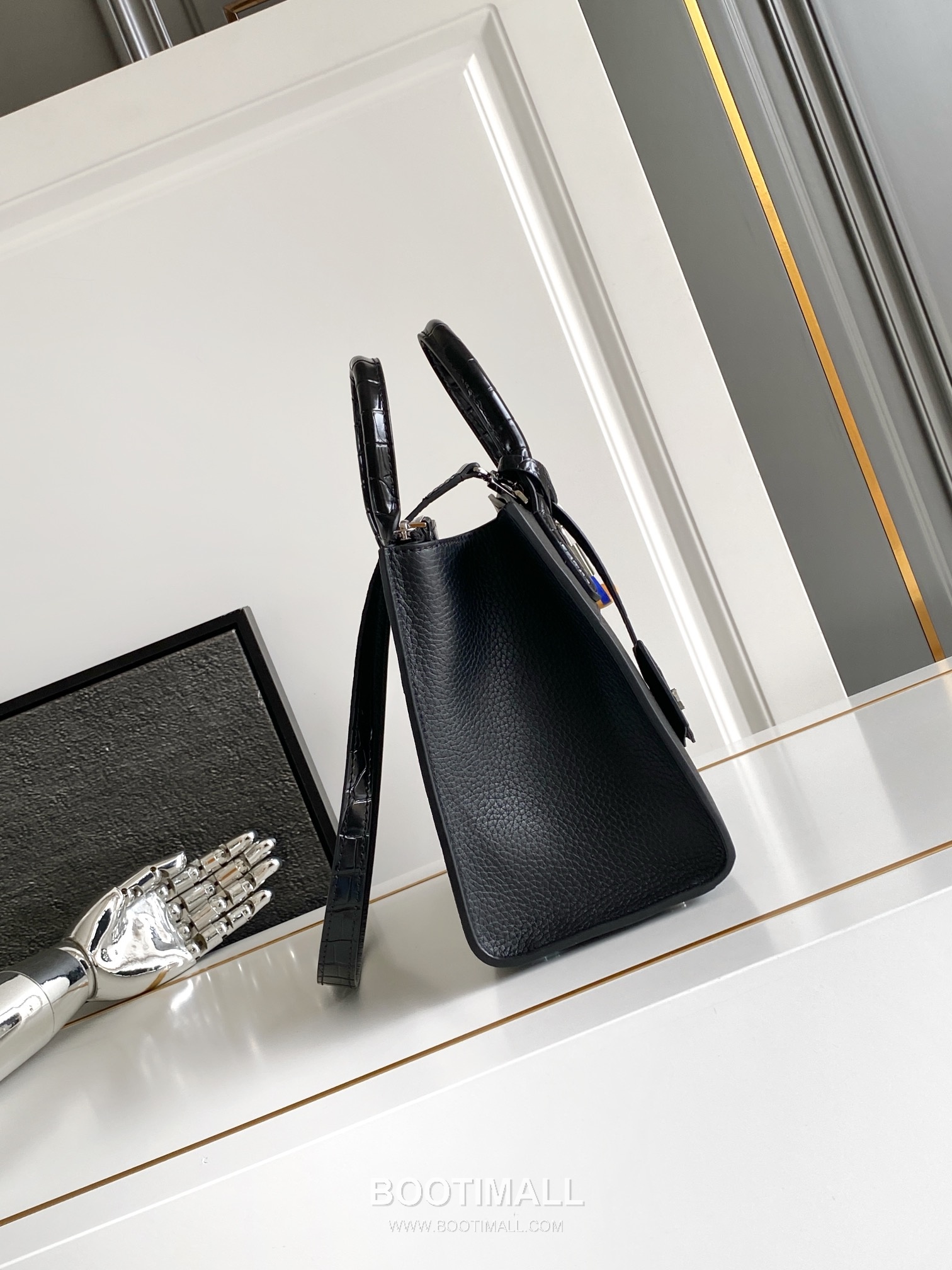 Louis Vuitton Coussin PM Cowhide Leather Shoulder Bag with Chain Strap Detail 루이비통 쿠쌍 PM 카우하이드 숄더백 체인스트랩 M84673 27cm 2