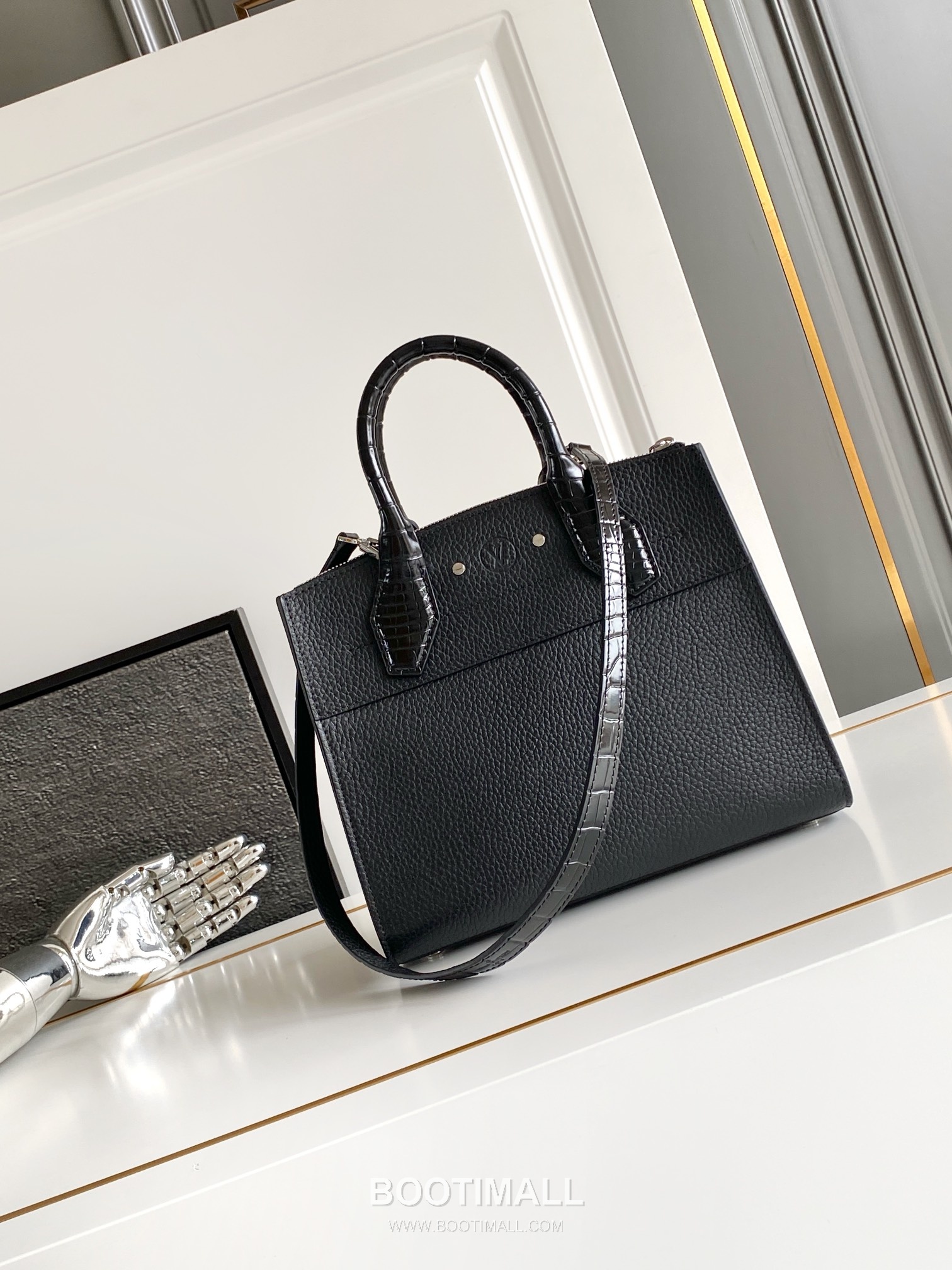 Louis Vuitton Coussin PM Cowhide Leather Shoulder Bag with Chain Strap Detail 루이비통 쿠쌍 PM 카우하이드 숄더백 체인스트랩 M84673 27cm 3