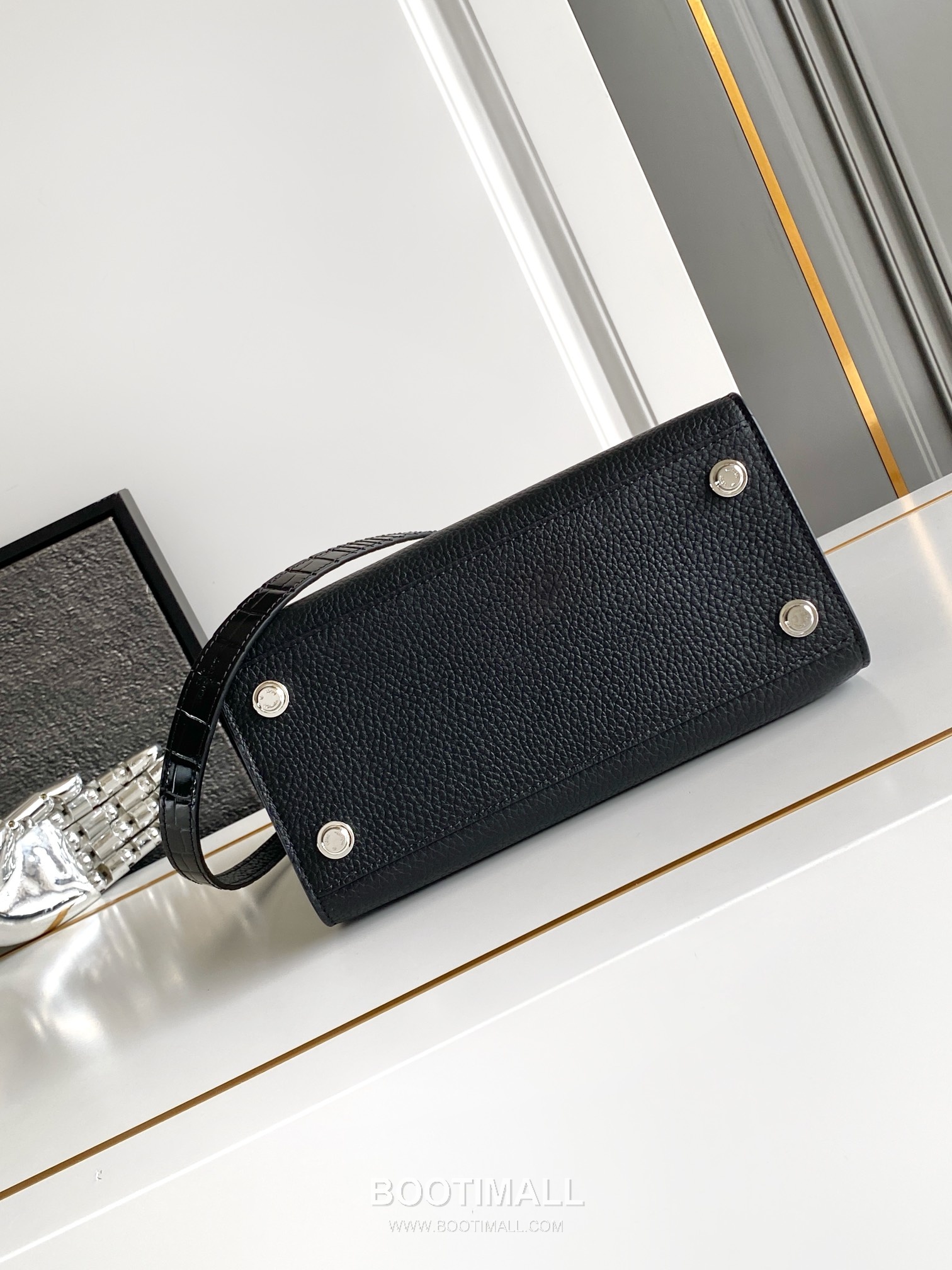 Louis Vuitton Coussin PM Cowhide Leather Shoulder Bag with Chain Strap Detail 루이비통 쿠쌍 PM 카우하이드 숄더백 체인스트랩 M84673 27cm 4