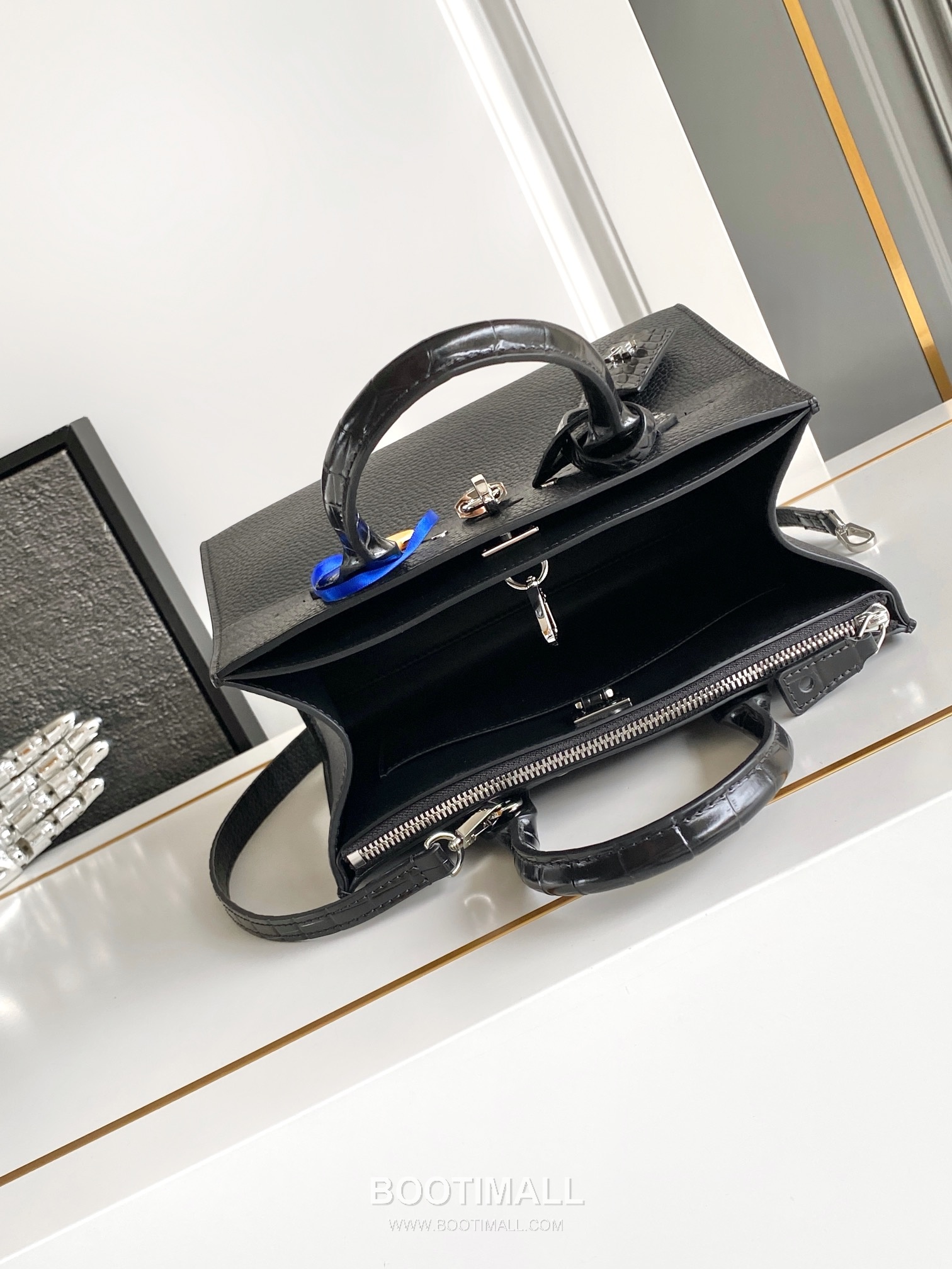 Louis Vuitton Coussin PM Cowhide Leather Shoulder Bag with Chain Strap Detail 루이비통 쿠쌍 PM 카우하이드 숄더백 체인스트랩 M84673 27cm 8