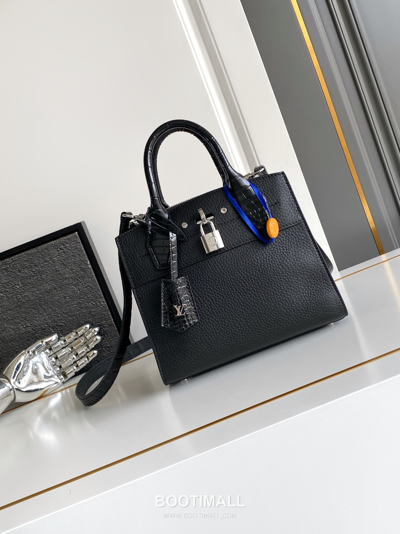 Louis Vuitton Coussin BB Cowhide Leather Shoulder Bag with Chain Strap Detail 루이비통 쿠쌍 BB 카우하이드 숄더백 체인스트랩 M95847 21cm 1