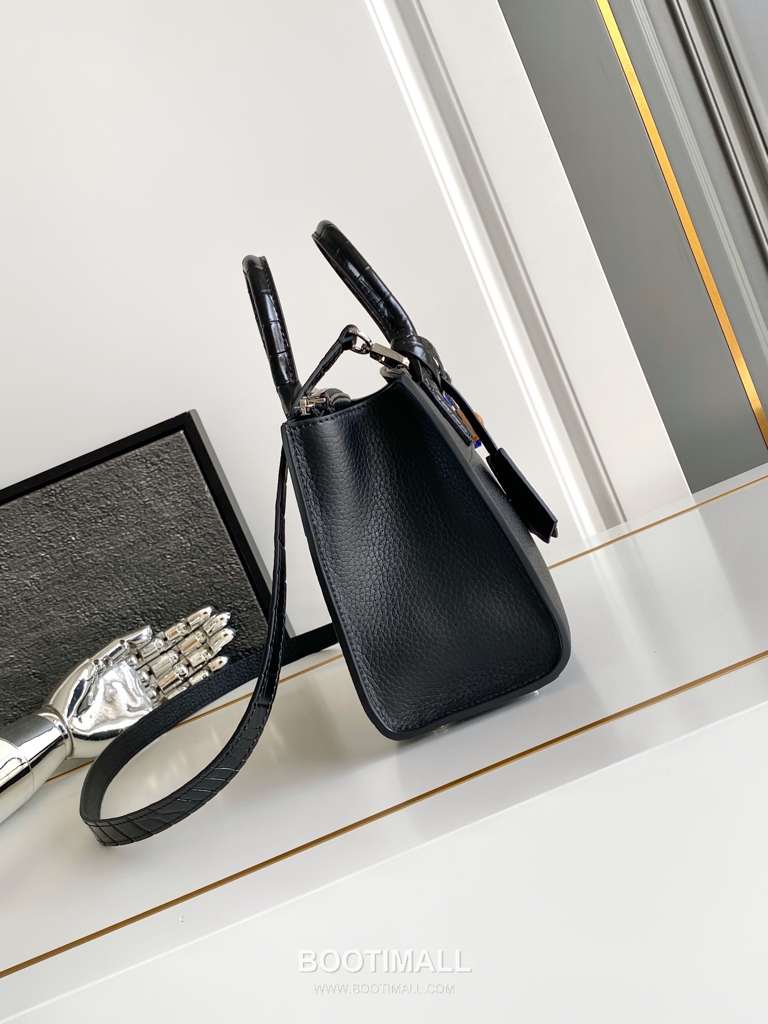 Louis Vuitton Coussin BB Cowhide Leather Shoulder Bag with Chain Strap Detail 루이비통 쿠쌍 BB 카우하이드 숄더백 체인스트랩 M95847 21cm 2