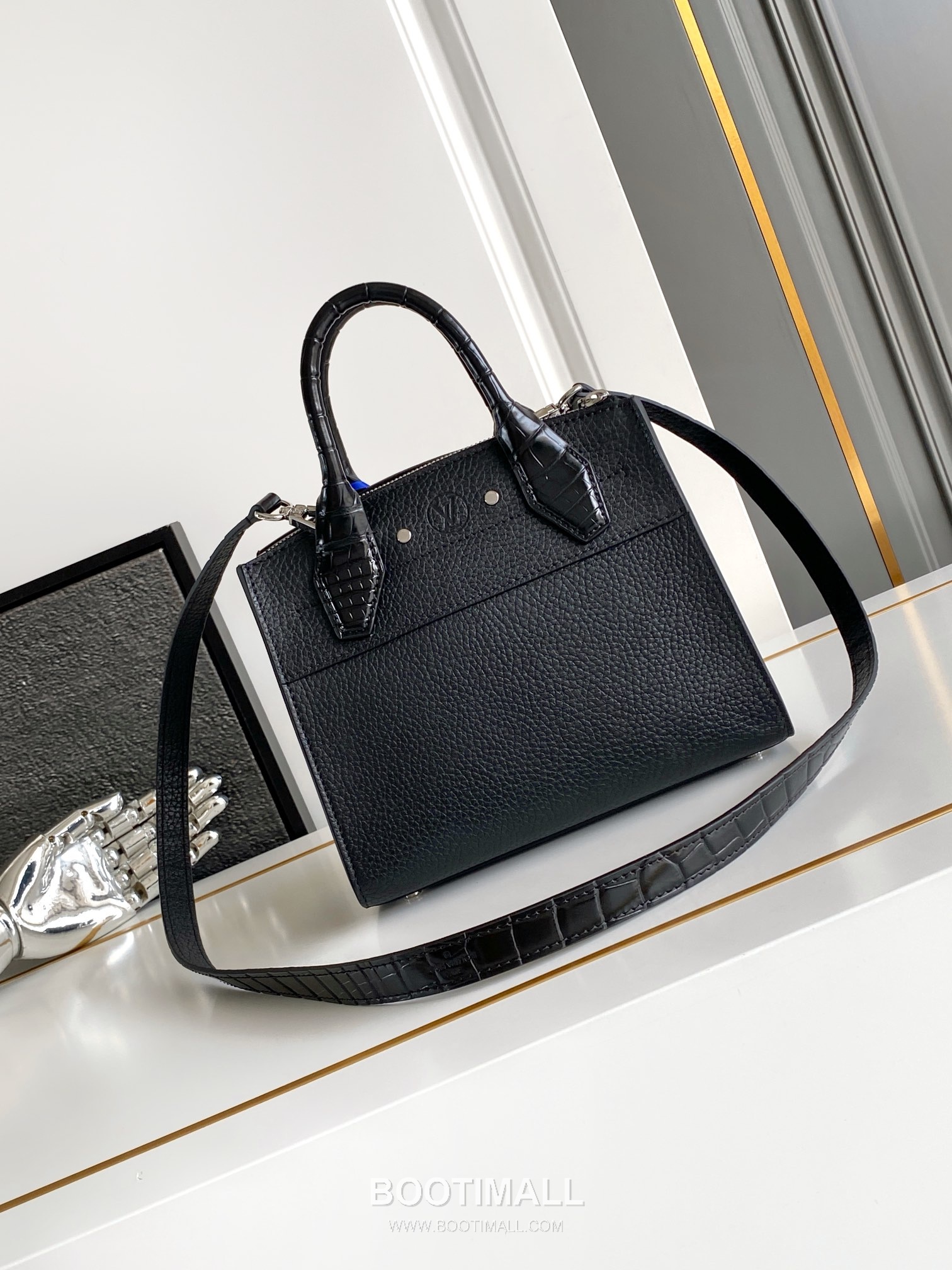 Louis Vuitton Coussin BB Cowhide Leather Shoulder Bag with Chain Strap Detail 루이비통 쿠쌍 BB 카우하이드 숄더백 체인스트랩 M95847 21cm 3