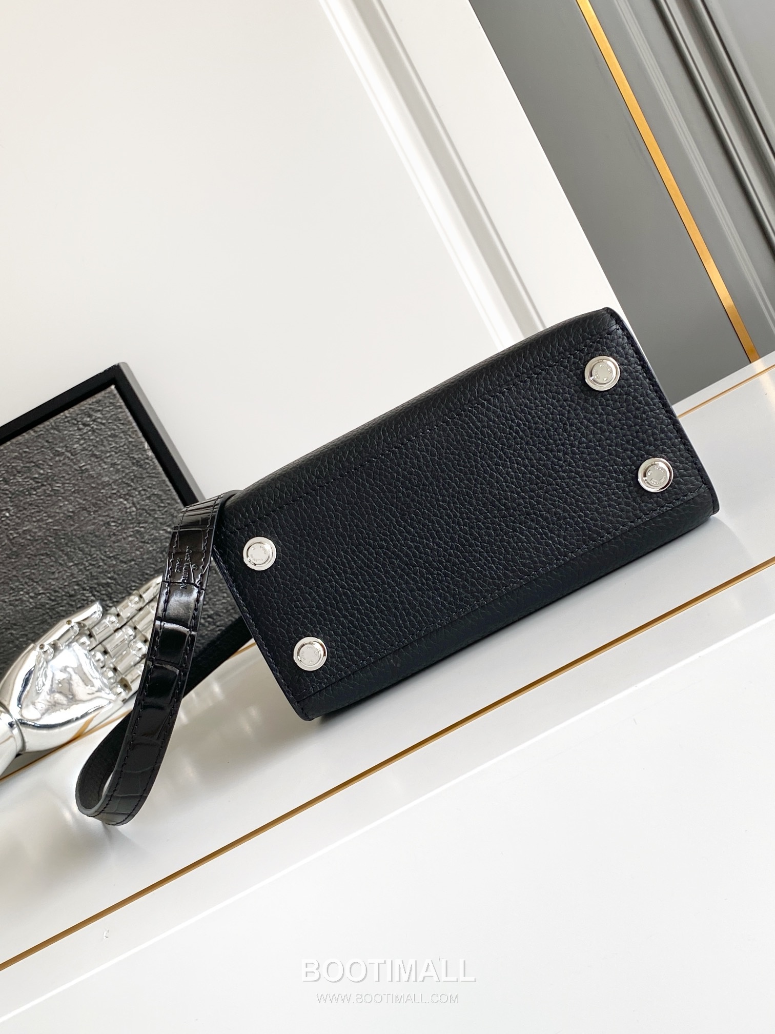 Louis Vuitton Coussin BB Cowhide Leather Shoulder Bag with Chain Strap Detail 루이비통 쿠쌍 BB 카우하이드 숄더백 체인스트랩 M95847 21cm 4