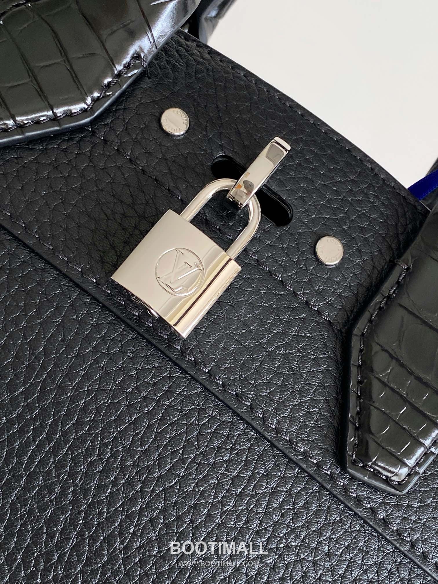 Louis Vuitton Coussin BB Cowhide Leather Shoulder Bag with Chain Strap Detail 루이비통 쿠쌍 BB 카우하이드 숄더백 체인스트랩 M95847 21cm 5