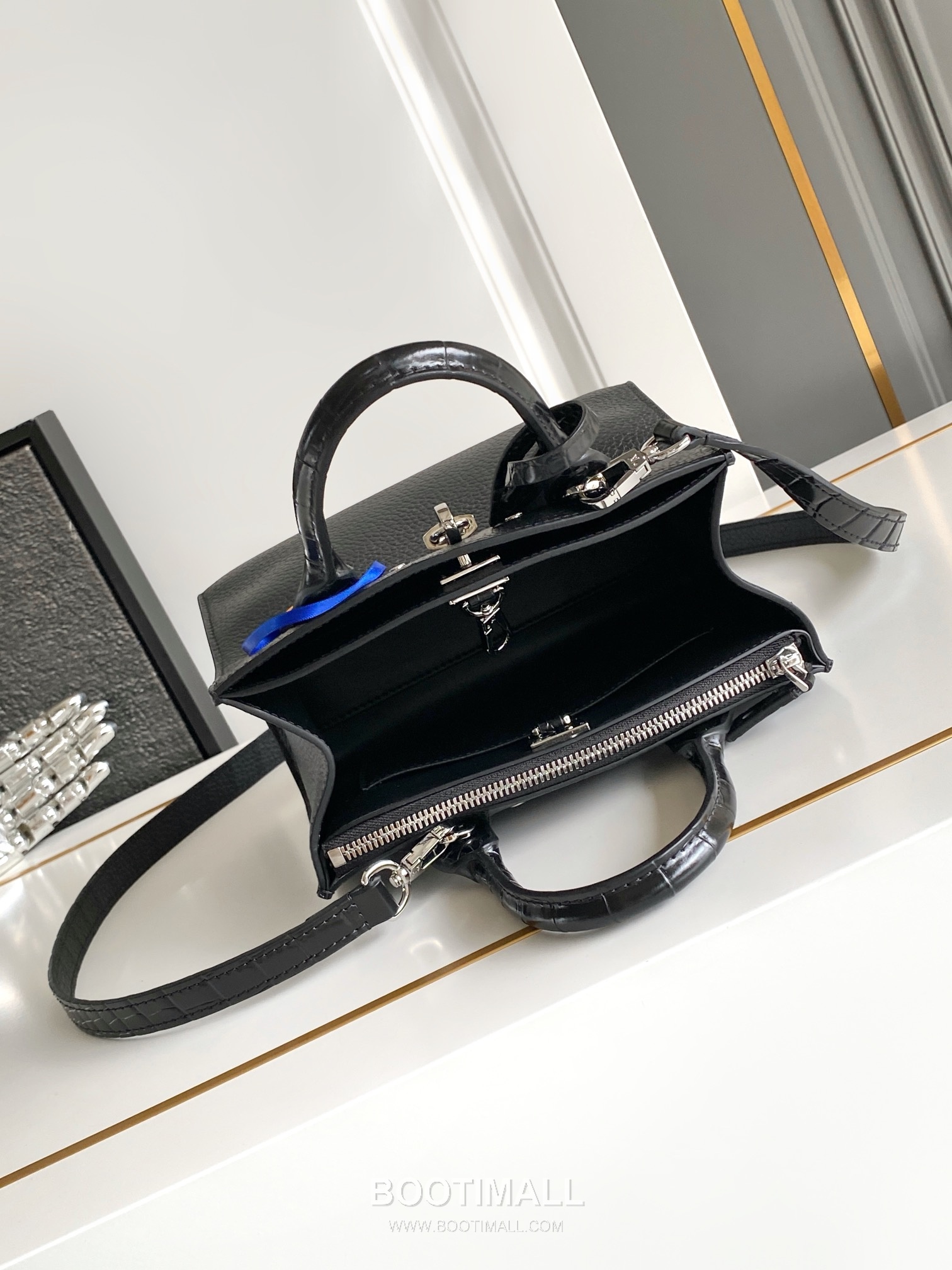 Louis Vuitton Coussin BB Cowhide Leather Shoulder Bag with Chain Strap Detail 루이비통 쿠쌍 BB 카우하이드 숄더백 체인스트랩 M95847 21cm 8