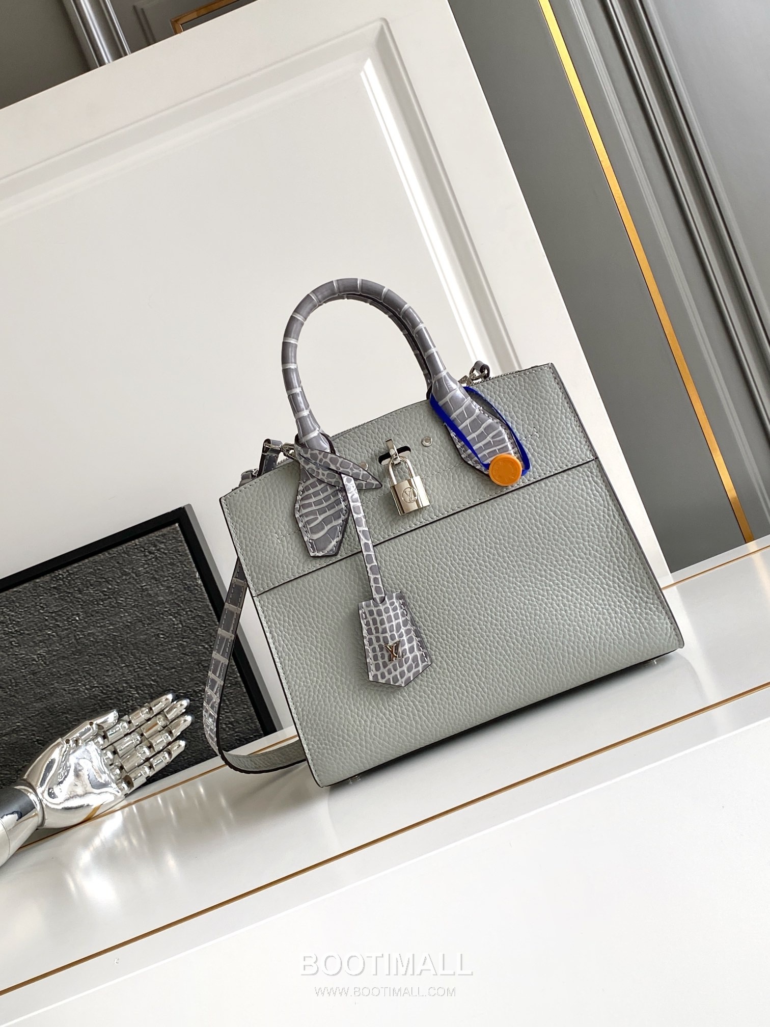 Louis Vuitton Coussin PM Cowhide Leather Shoulder Bag with Chain Strap Detail 루이비통 쿠쌍 PM 카우하이드 숄더백 체인스트랩 M84673 27cm 1