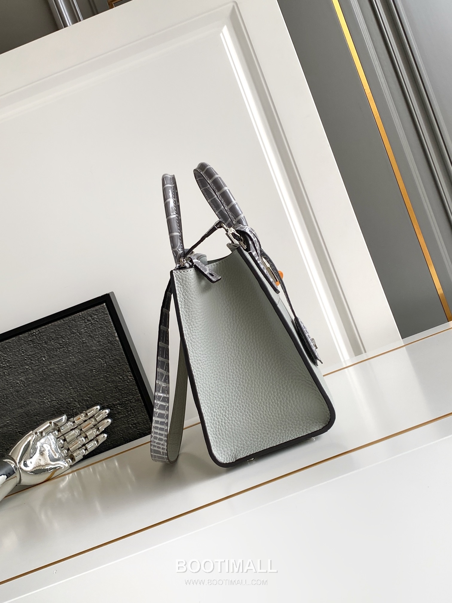 Louis Vuitton Coussin PM Cowhide Leather Shoulder Bag with Chain Strap Detail 루이비통 쿠쌍 PM 카우하이드 숄더백 체인스트랩 M84673 27cm 2