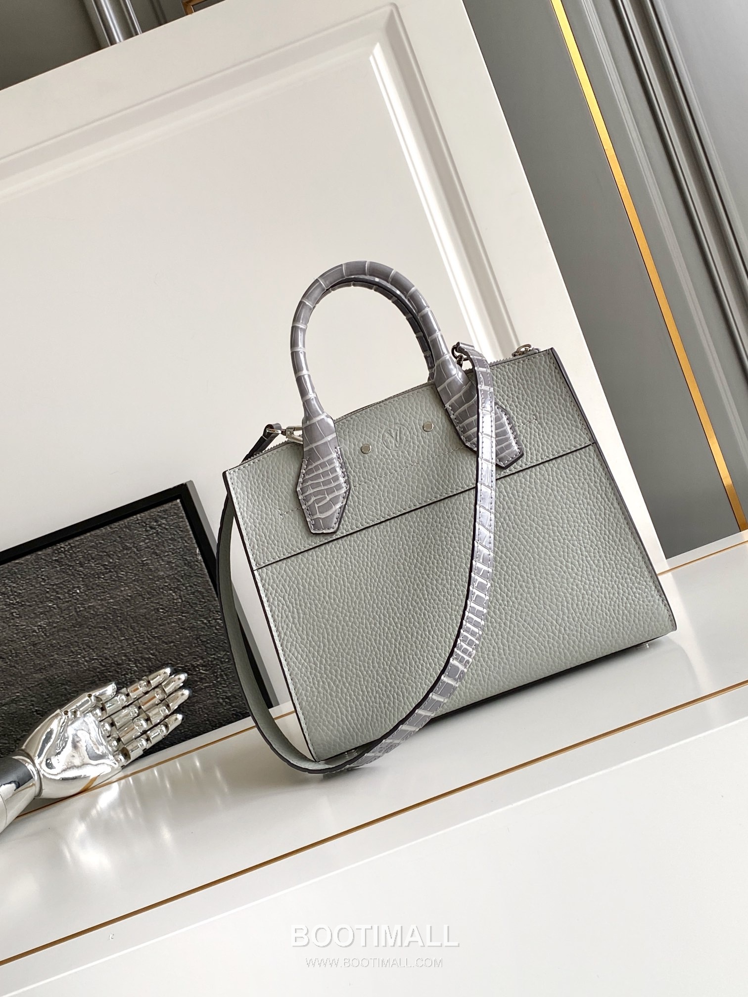 Louis Vuitton Coussin PM Cowhide Leather Shoulder Bag with Chain Strap Detail 루이비통 쿠쌍 PM 카우하이드 숄더백 체인스트랩 M84673 27cm 3