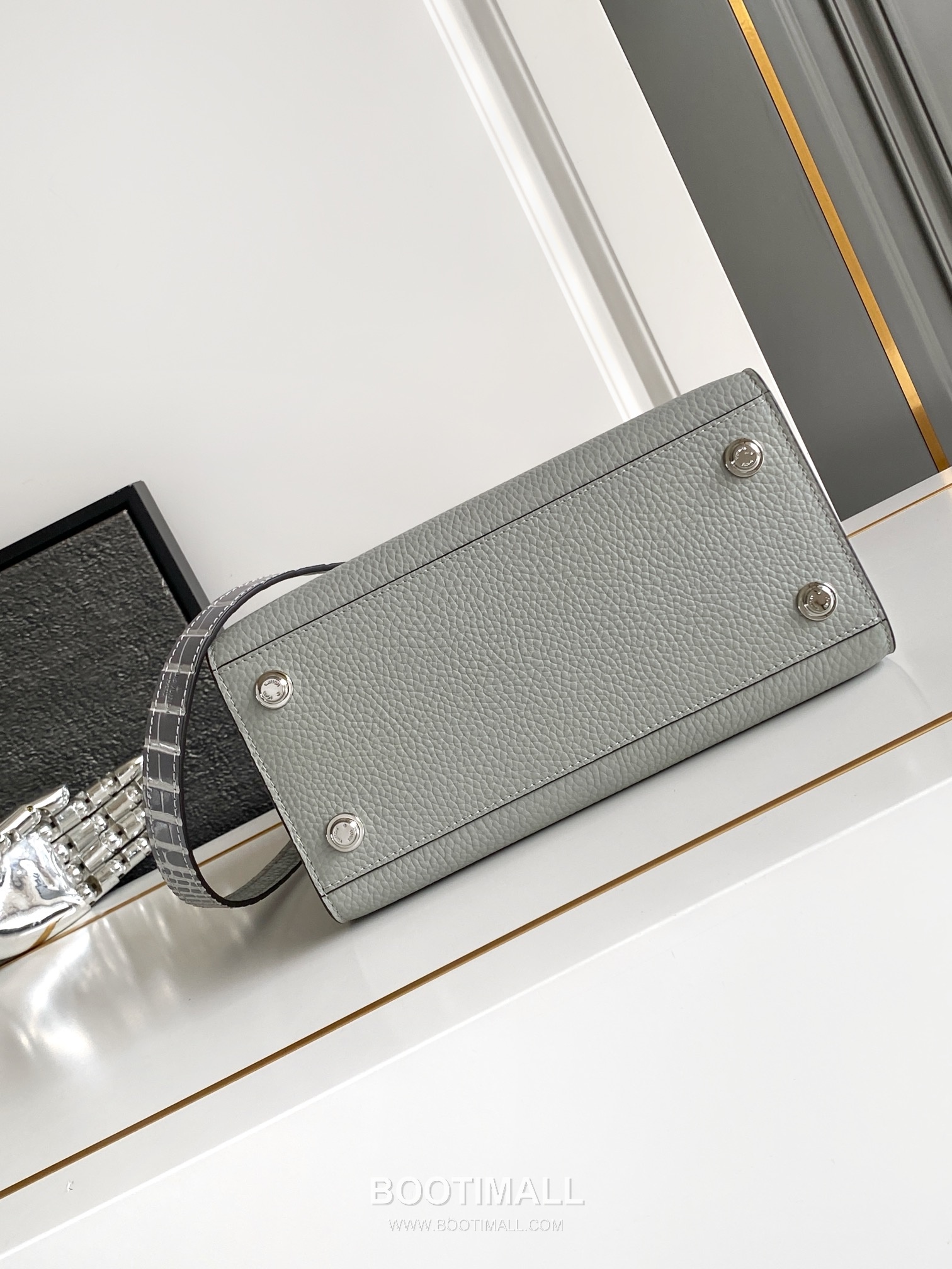 Louis Vuitton Coussin PM Cowhide Leather Shoulder Bag with Chain Strap Detail 루이비통 쿠쌍 PM 카우하이드 숄더백 체인스트랩 M84673 27cm 4