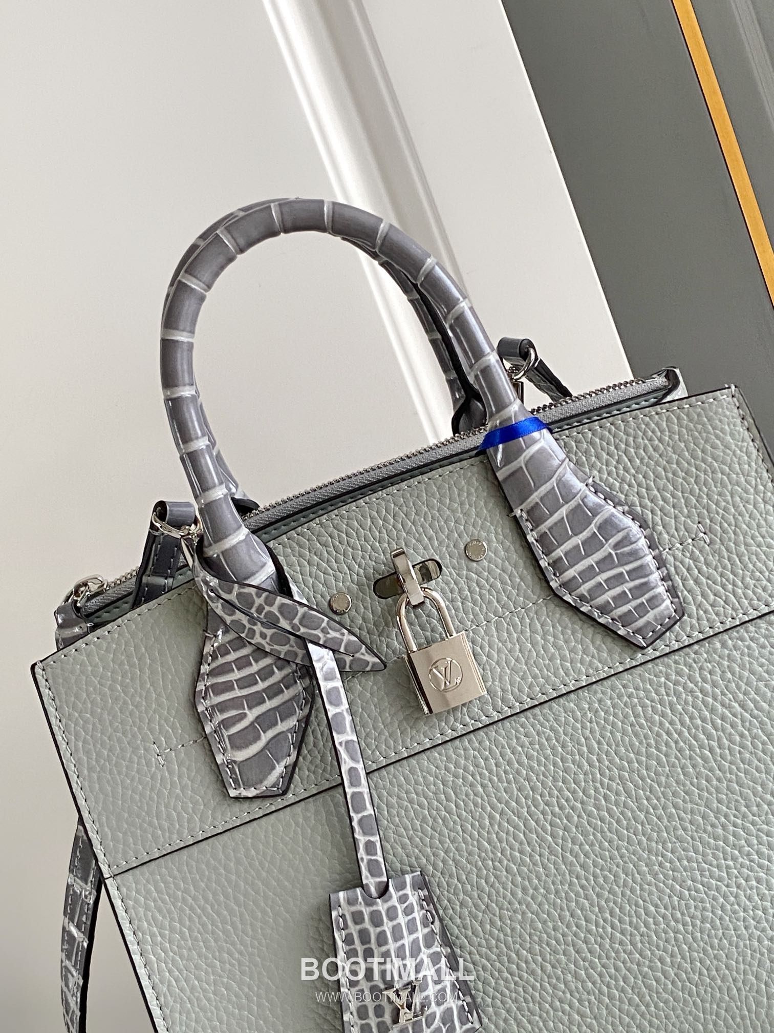 Louis Vuitton Coussin PM Cowhide Leather Shoulder Bag with Chain Strap Detail 루이비통 쿠쌍 PM 카우하이드 숄더백 체인스트랩 M84673 27cm 5