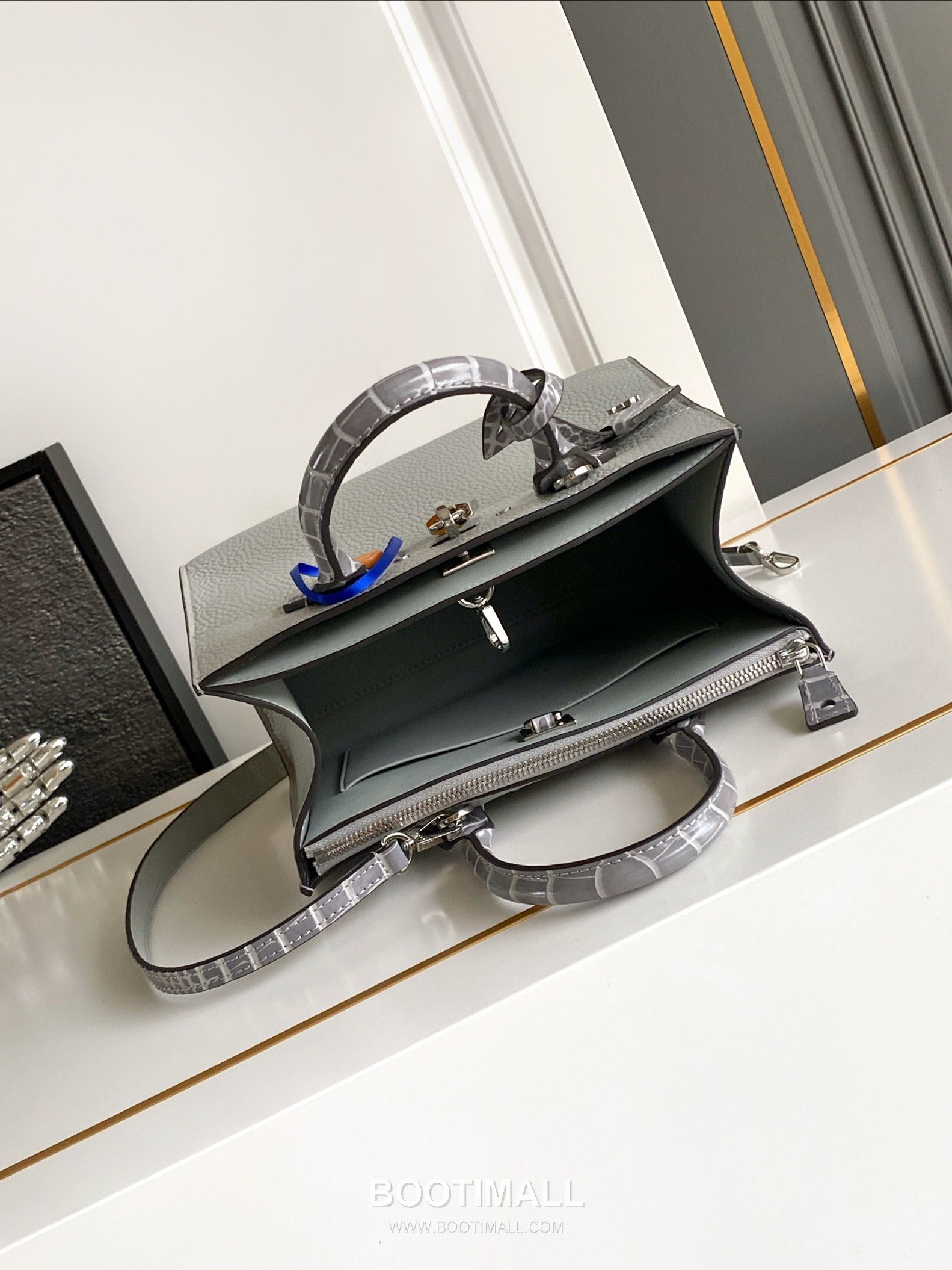 Louis Vuitton Coussin PM Cowhide Leather Shoulder Bag with Chain Strap Detail 루이비통 쿠쌍 PM 카우하이드 숄더백 체인스트랩 M84673 27cm 8