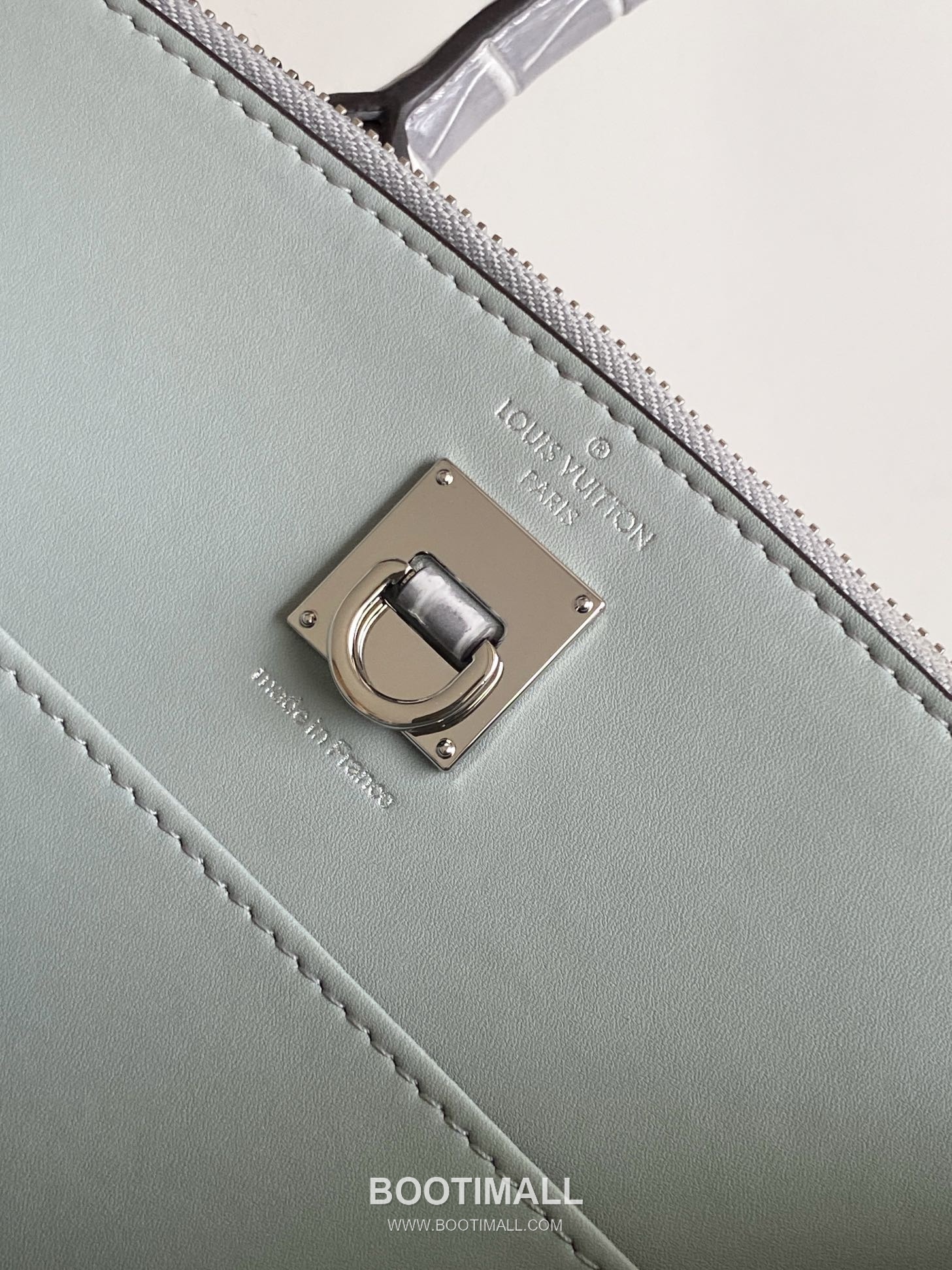 Louis Vuitton Coussin PM Cowhide Leather Shoulder Bag with Chain Strap Detail 루이비통 쿠쌍 PM 카우하이드 숄더백 체인스트랩 M84673 27cm 9