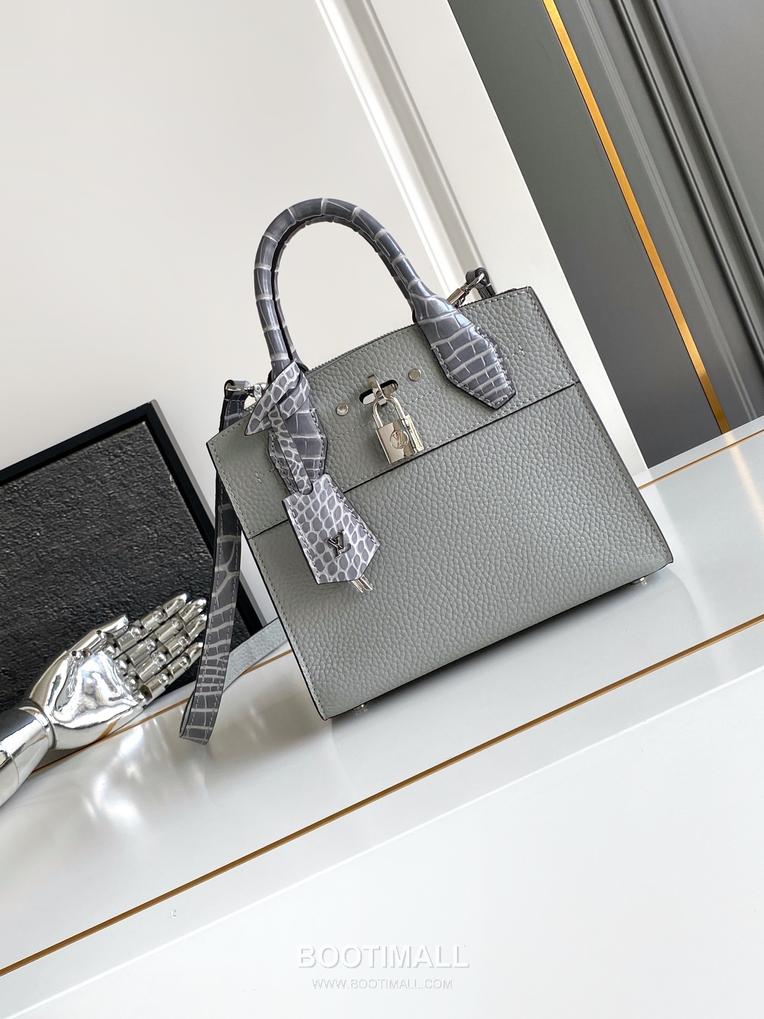 Louis Vuitton Coussin BB Cowhide Leather Shoulder Bag with Chain Strap Detail 루이비통 쿠쌍 BB 카우하이드 숄더백 체인스트랩 M95847 21cm 1