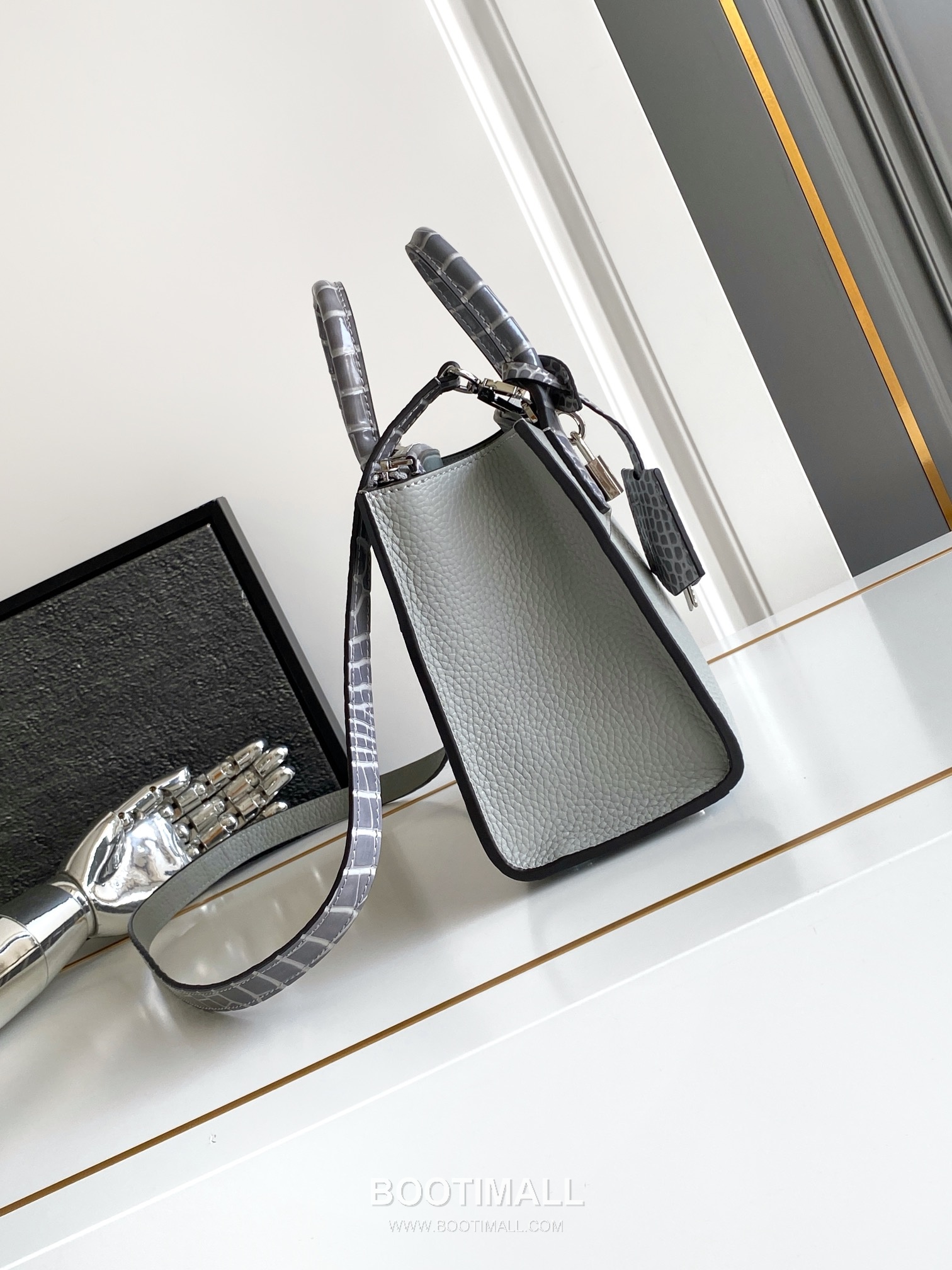 Louis Vuitton Coussin BB Cowhide Leather Shoulder Bag with Chain Strap Detail 루이비통 쿠쌍 BB 카우하이드 숄더백 체인스트랩 M95847 21cm 2