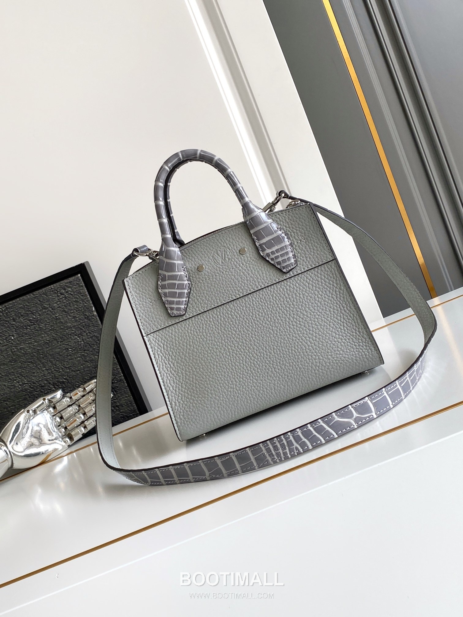 Louis Vuitton Coussin BB Cowhide Leather Shoulder Bag with Chain Strap Detail 루이비통 쿠쌍 BB 카우하이드 숄더백 체인스트랩 M95847 21cm 3