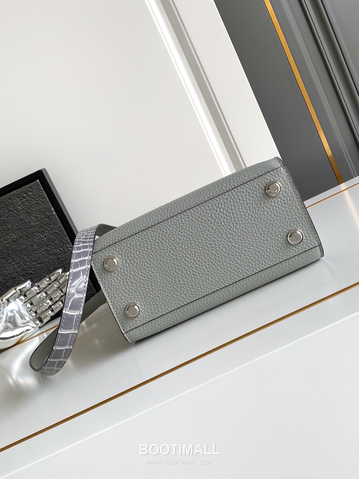 Louis Vuitton Coussin BB Cowhide Leather Shoulder Bag with Chain Strap Detail 루이비통 쿠쌍 BB 카우하이드 숄더백 체인스트랩 M95847 21cm 4