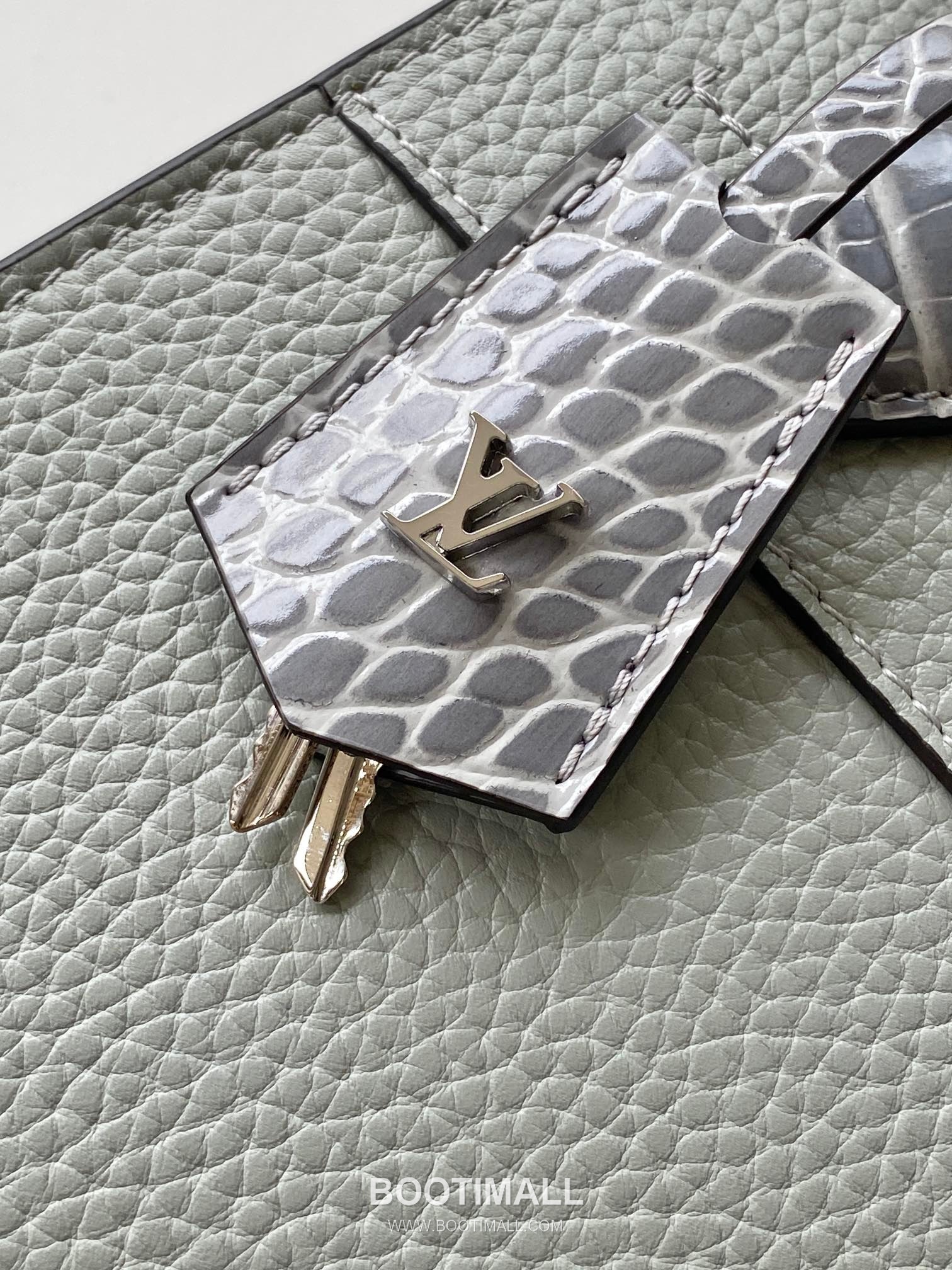 Louis Vuitton Coussin BB Cowhide Leather Shoulder Bag with Chain Strap Detail 루이비통 쿠쌍 BB 카우하이드 숄더백 체인스트랩 M95847 21cm 5