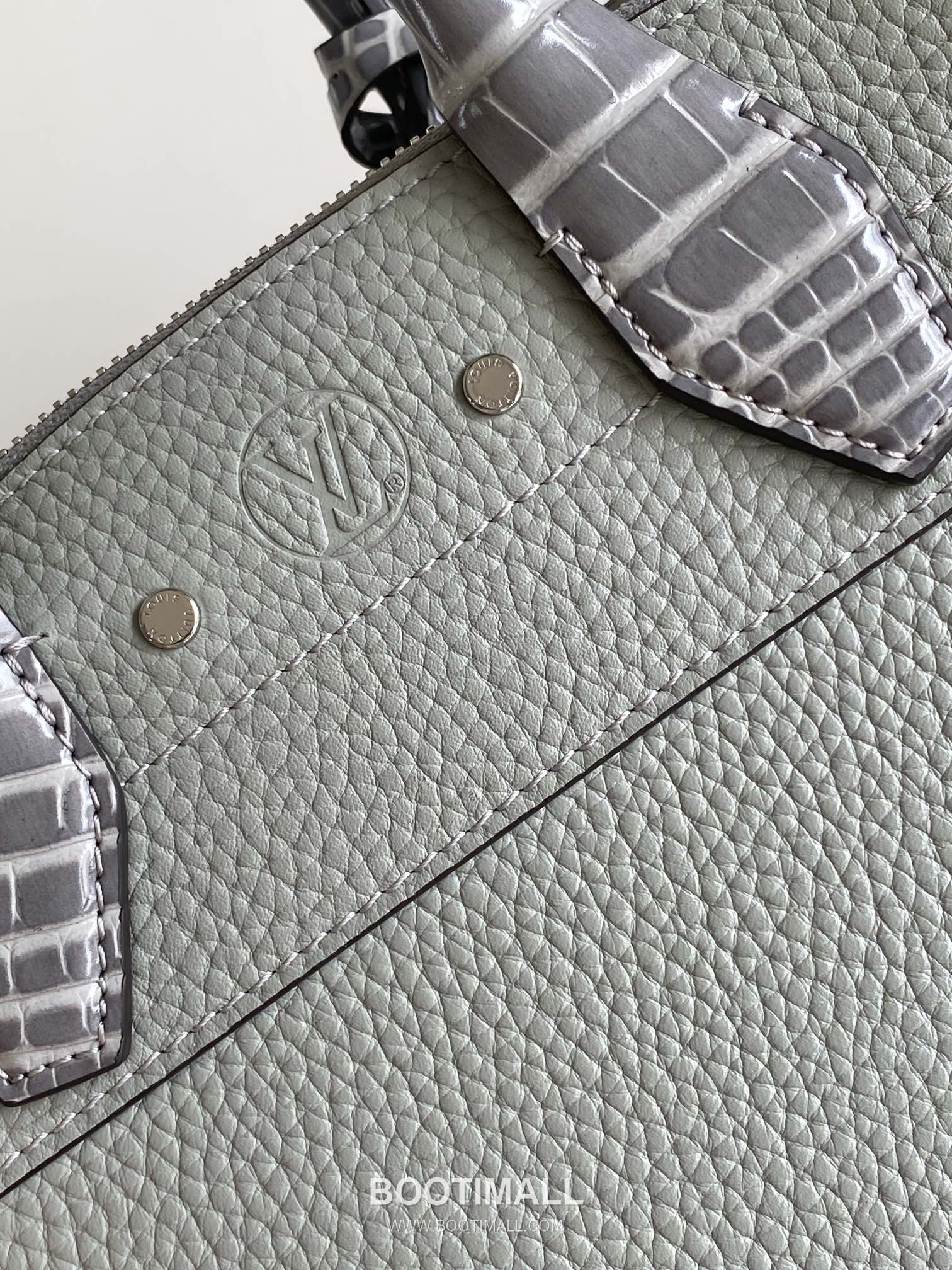 Louis Vuitton Coussin BB Cowhide Leather Shoulder Bag with Chain Strap Detail 루이비통 쿠쌍 BB 카우하이드 숄더백 체인스트랩 M95847 21cm 6