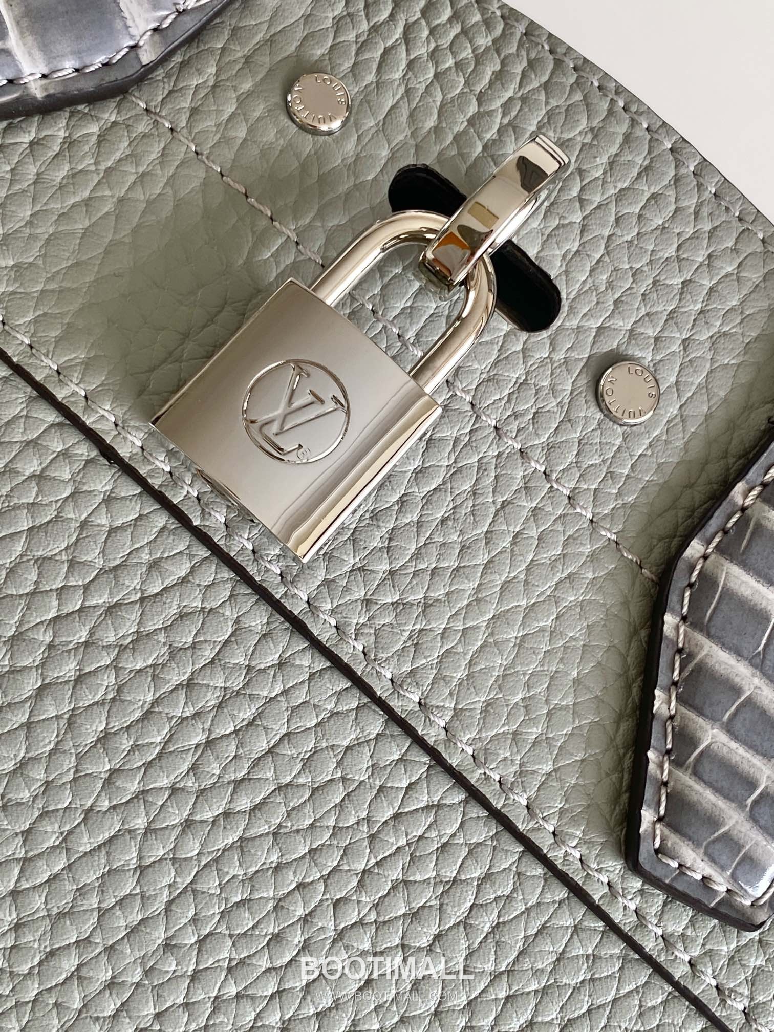 Louis Vuitton Coussin BB Cowhide Leather Shoulder Bag with Chain Strap Detail 루이비통 쿠쌍 BB 카우하이드 숄더백 체인스트랩 M95847 21cm 7