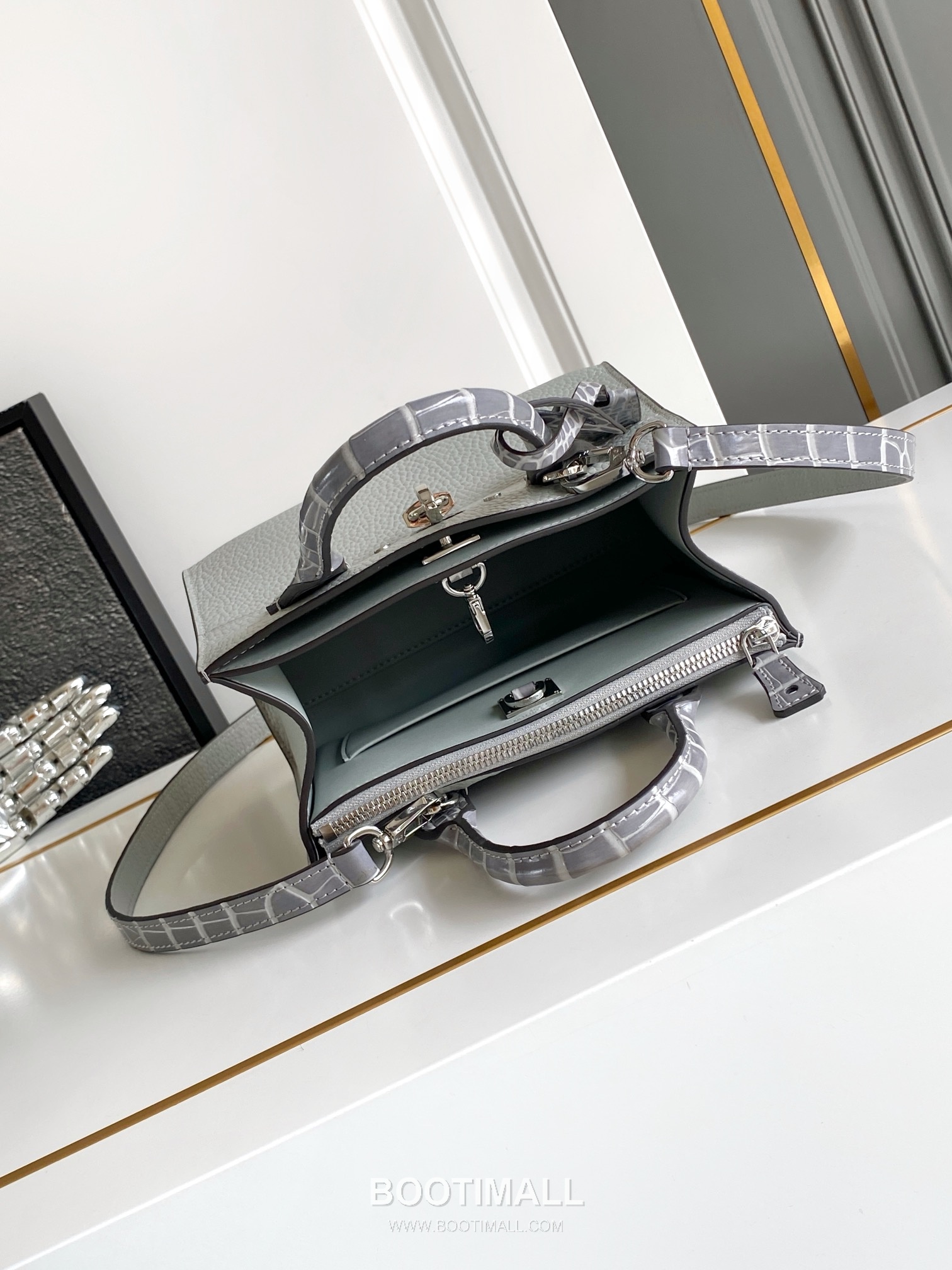 Louis Vuitton Coussin BB Cowhide Leather Shoulder Bag with Chain Strap Detail 루이비통 쿠쌍 BB 카우하이드 숄더백 체인스트랩 M95847 21cm 8