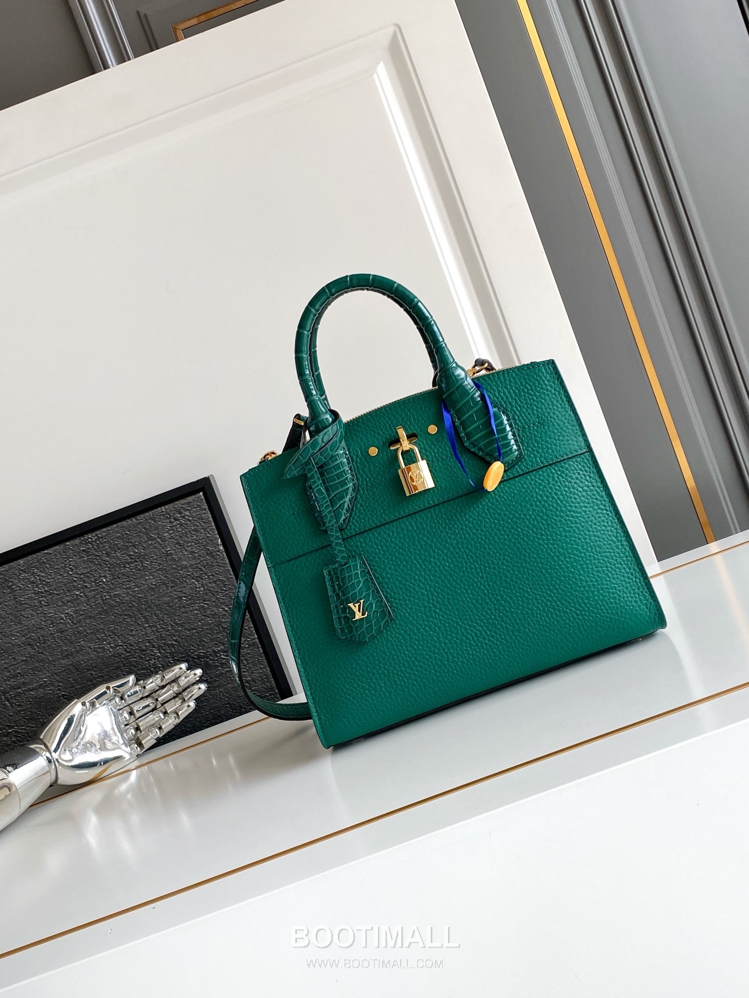 Louis Vuitton Coussin PM Cowhide Leather Shoulder Bag with Chain Strap Detail 루이비통 쿠쌍 PM 카우하이드 숄더백 체인스트랩 M84673 27cm 1