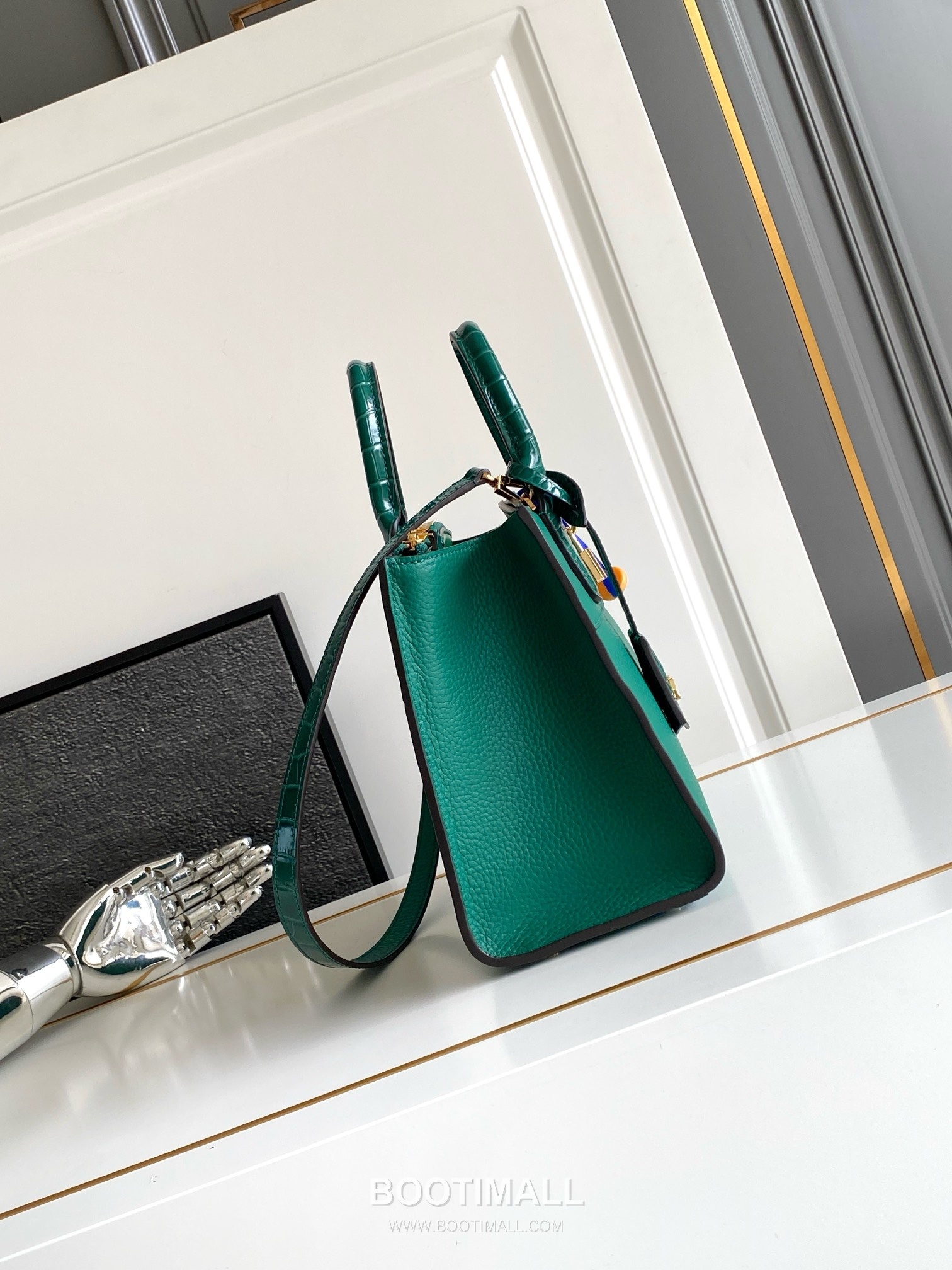 Louis Vuitton Coussin PM Cowhide Leather Shoulder Bag with Chain Strap Detail 루이비통 쿠쌍 PM 카우하이드 숄더백 체인스트랩 M84673 27cm 2