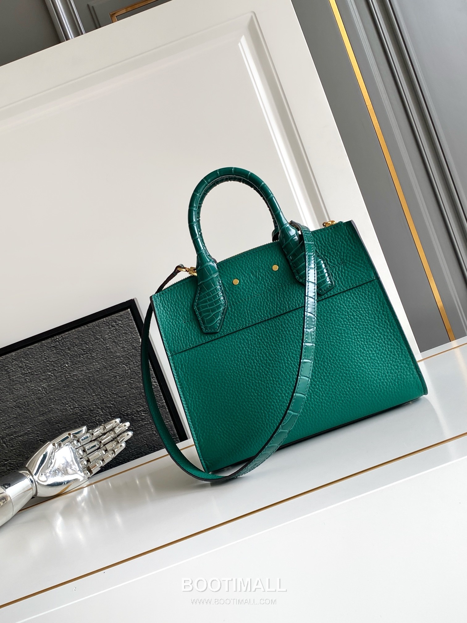 Louis Vuitton Coussin PM Cowhide Leather Shoulder Bag with Chain Strap Detail 루이비통 쿠쌍 PM 카우하이드 숄더백 체인스트랩 M84673 27cm 3