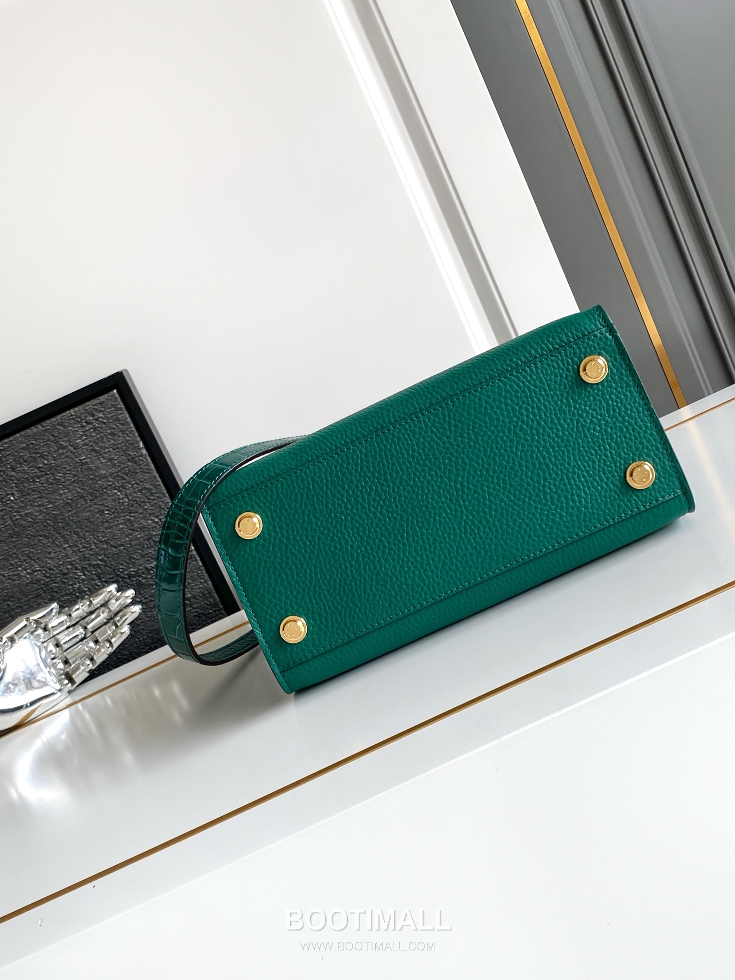 Louis Vuitton Coussin PM Cowhide Leather Shoulder Bag with Chain Strap Detail 루이비통 쿠쌍 PM 카우하이드 숄더백 체인스트랩 M84673 27cm 4