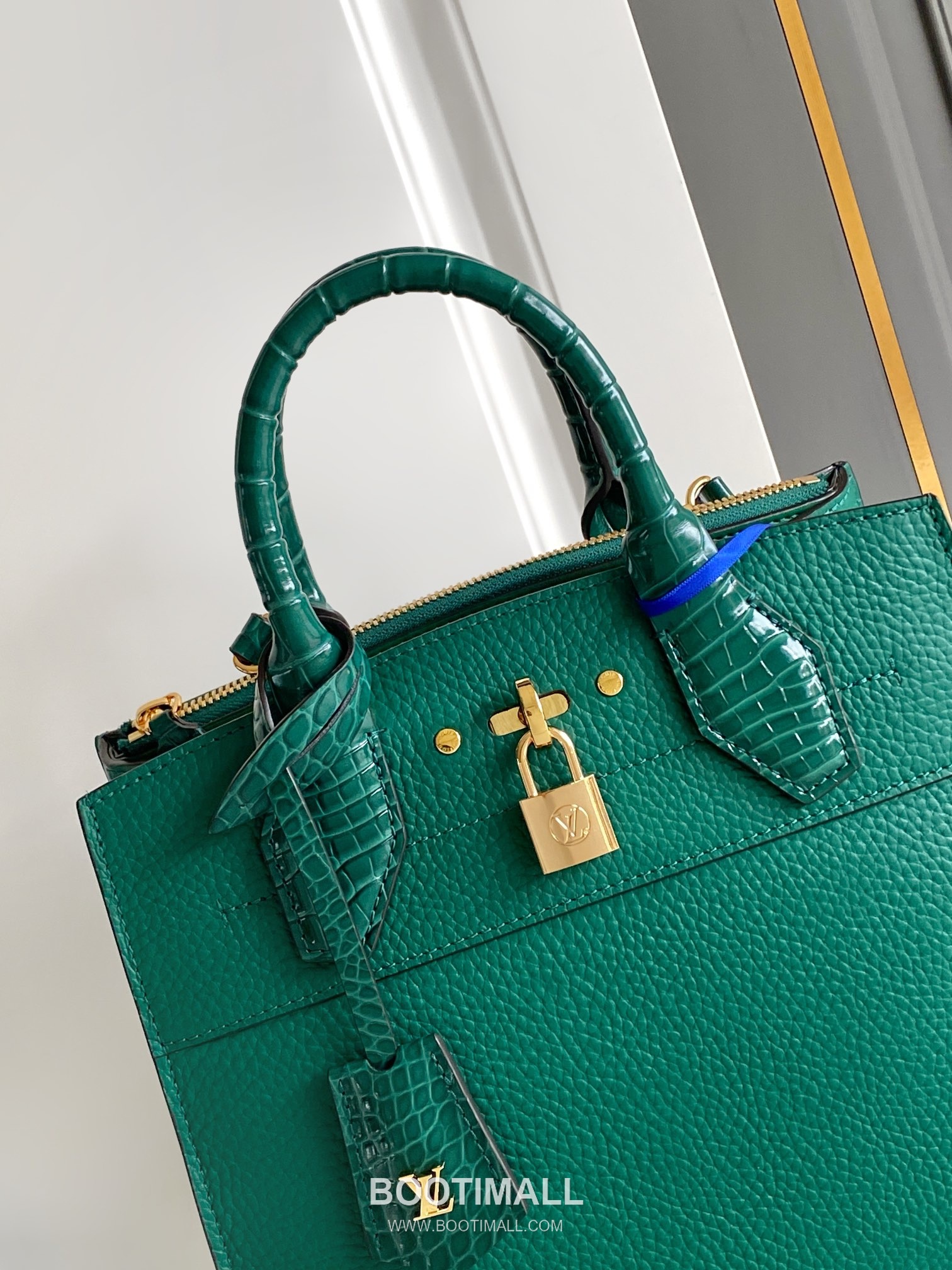 Louis Vuitton Coussin PM Cowhide Leather Shoulder Bag with Chain Strap Detail 루이비통 쿠쌍 PM 카우하이드 숄더백 체인스트랩 M84673 27cm 5