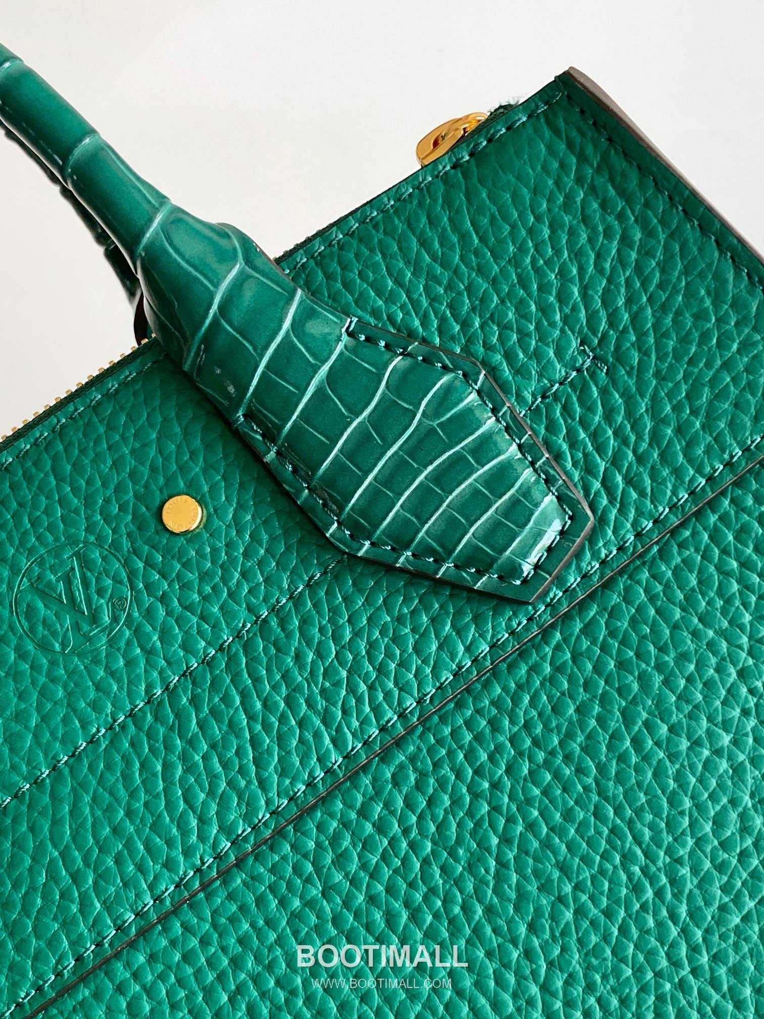 Louis Vuitton Coussin PM Cowhide Leather Shoulder Bag with Chain Strap Detail 루이비통 쿠쌍 PM 카우하이드 숄더백 체인스트랩 M84673 27cm 6