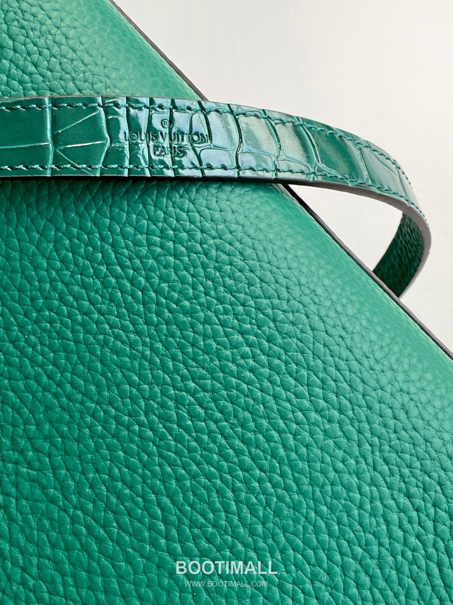 Louis Vuitton Coussin PM Cowhide Leather Shoulder Bag with Chain Strap Detail 루이비통 쿠쌍 PM 카우하이드 숄더백 체인스트랩 M84673 27cm 7