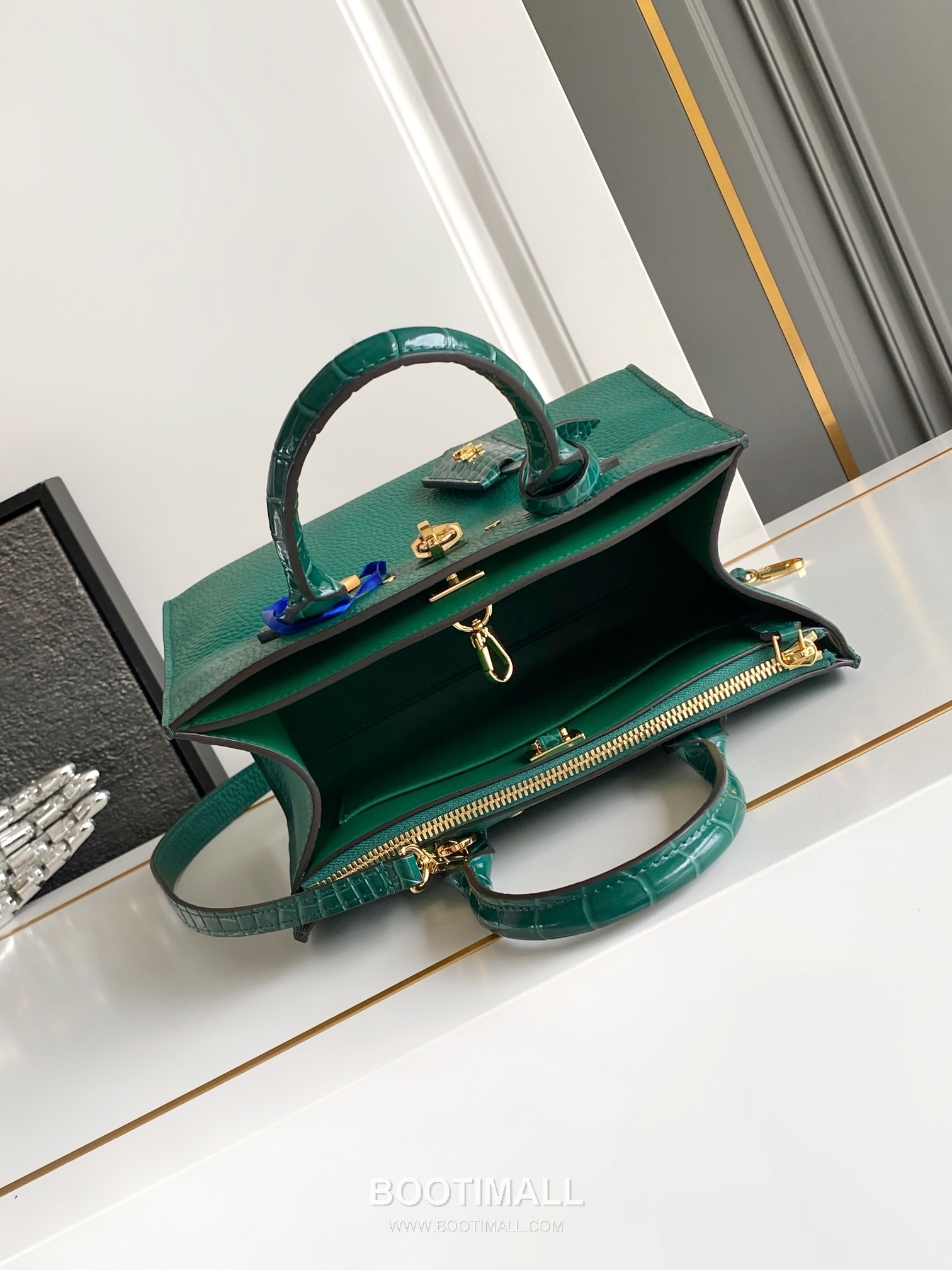 Louis Vuitton Coussin PM Cowhide Leather Shoulder Bag with Chain Strap Detail 루이비통 쿠쌍 PM 카우하이드 숄더백 체인스트랩 M84673 27cm 8