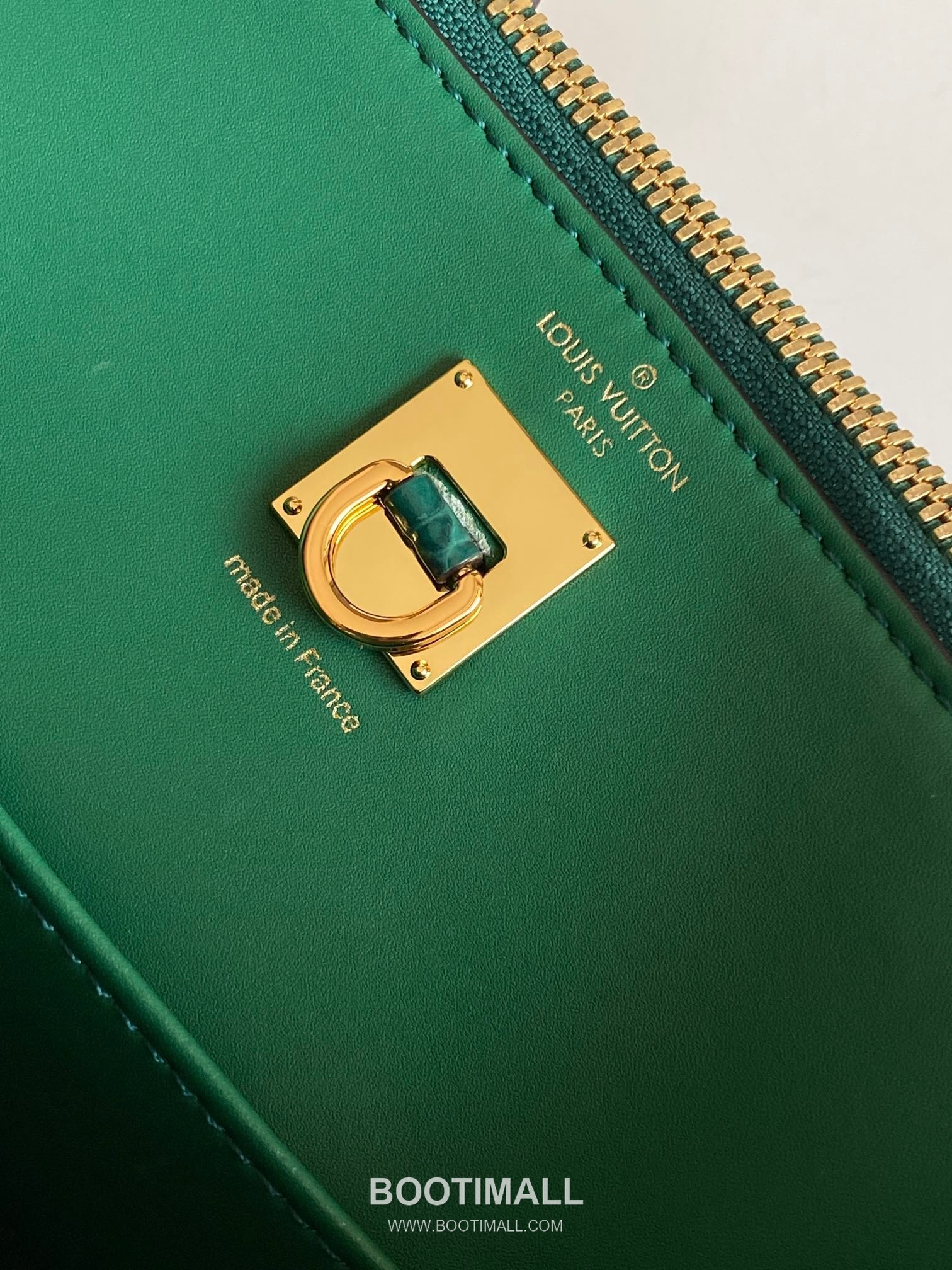 Louis Vuitton Coussin PM Cowhide Leather Shoulder Bag with Chain Strap Detail 루이비통 쿠쌍 PM 카우하이드 숄더백 체인스트랩 M84673 27cm 9