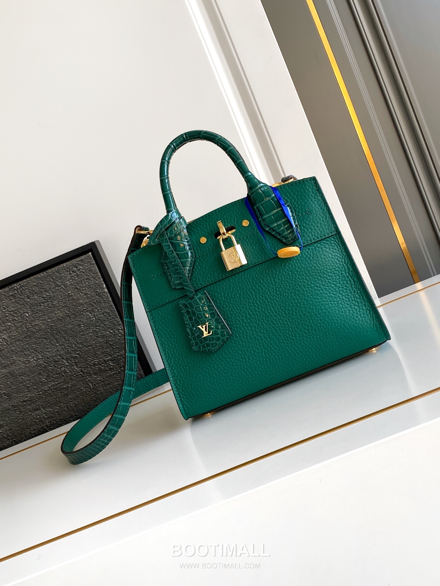 Louis Vuitton Coussin BB Cowhide Leather Shoulder Bag with Chain Strap Detail 루이비통 쿠쌍 BB 카우하이드 숄더백 체인스트랩 M95847 21cm 1