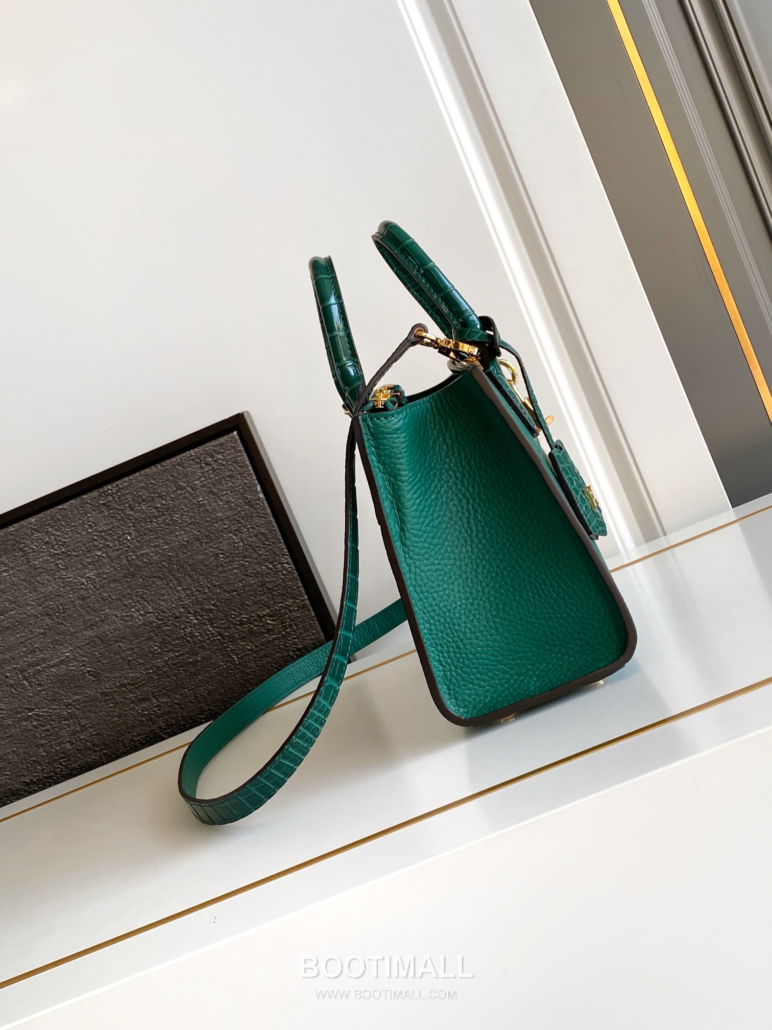 Louis Vuitton Coussin BB Cowhide Leather Shoulder Bag with Chain Strap Detail 루이비통 쿠쌍 BB 카우하이드 숄더백 체인스트랩 M95847 21cm 2