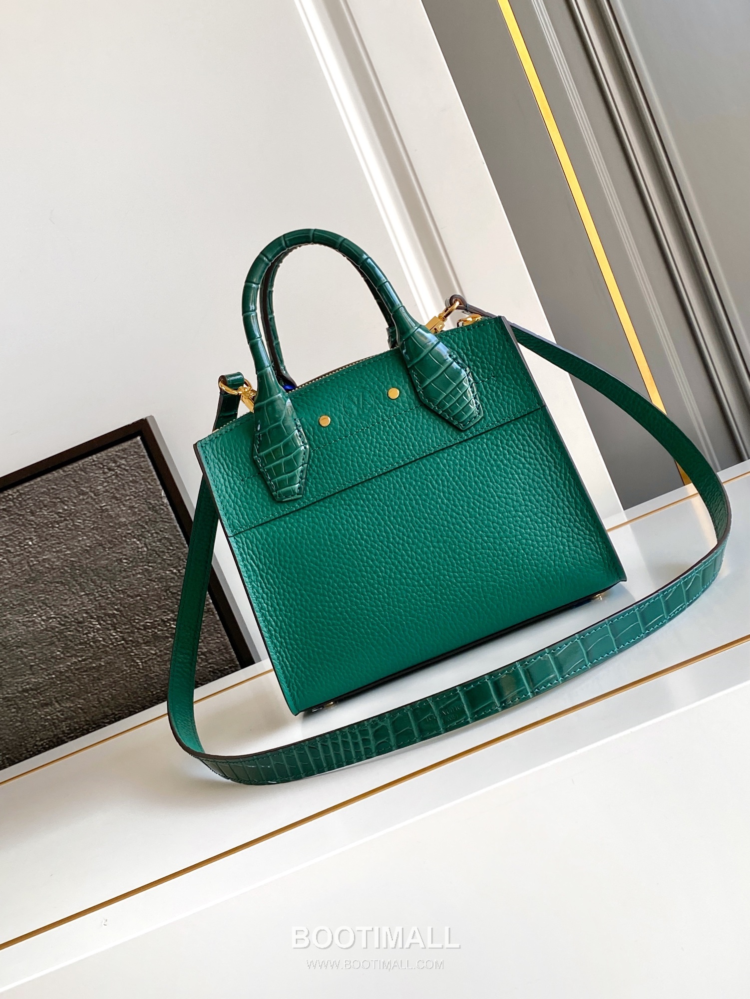 Louis Vuitton Coussin BB Cowhide Leather Shoulder Bag with Chain Strap Detail 루이비통 쿠쌍 BB 카우하이드 숄더백 체인스트랩 M95847 21cm 3